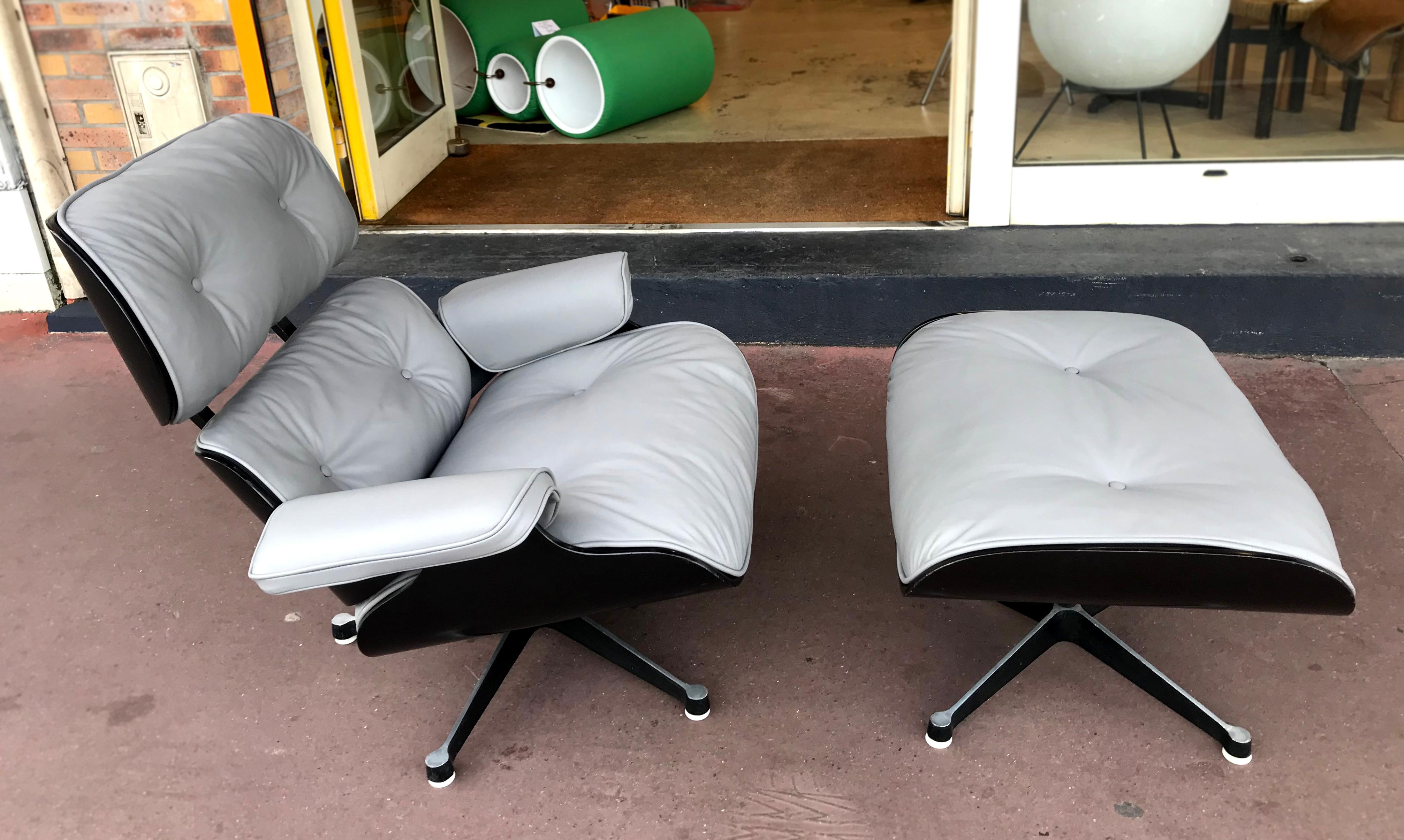 Lounge chair and ottoman Charles Eames
Edition Herman Miller/ Sticker Mobilier International
Very rare black ashwood version/soft grey leather,
circa 1974
Superb condition
Sticker Mobilier International.
