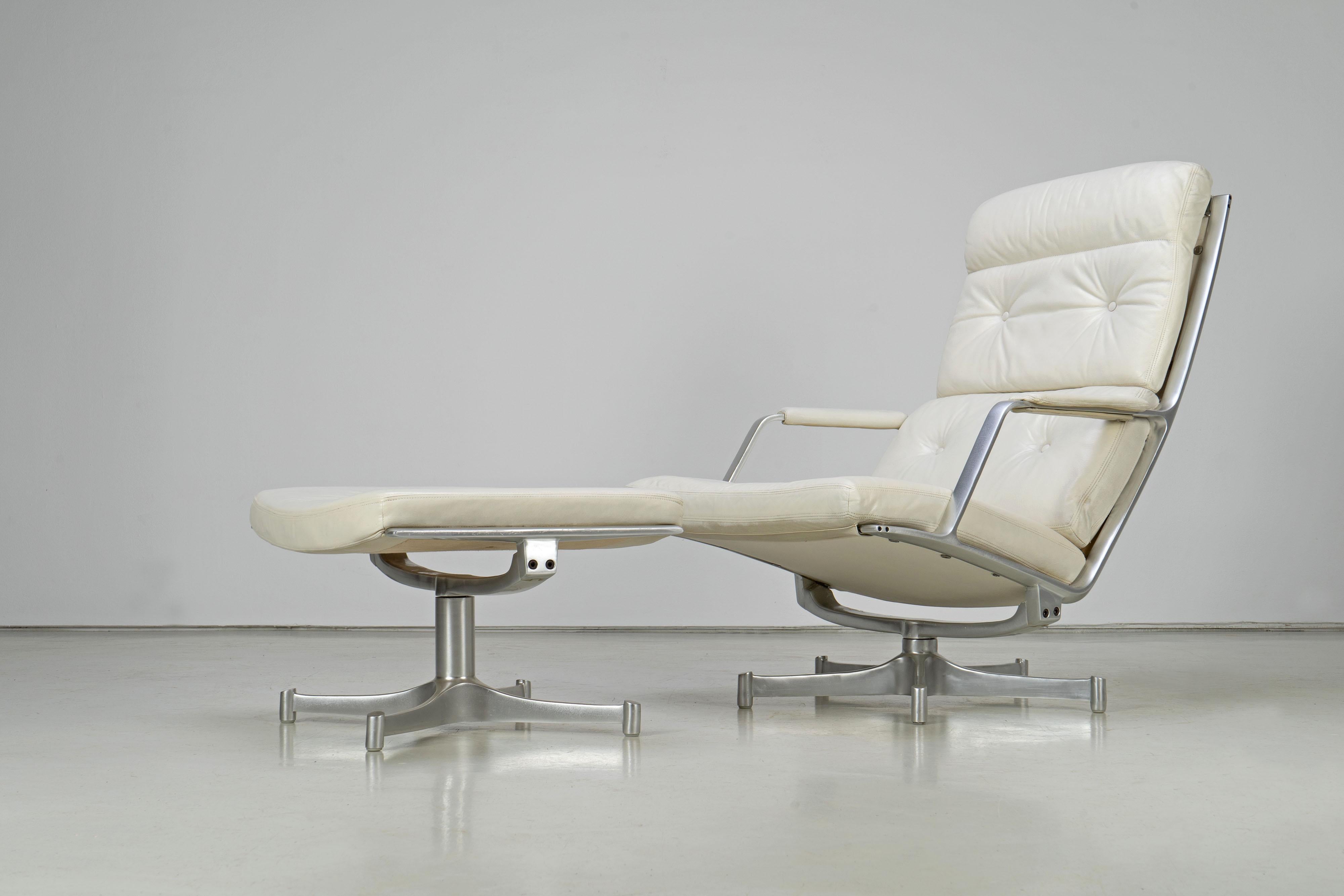 Eleganter Loungesessel und Ottomane von Preben Fabricius und Jørgen Kastholm für Kill International. Das Modell FK 85 mit Lederpolsterung stammt aus den 1960er Jahren und wurde in Deutschland produziert. Der bequeme Loungesessel ist schwenkbar.