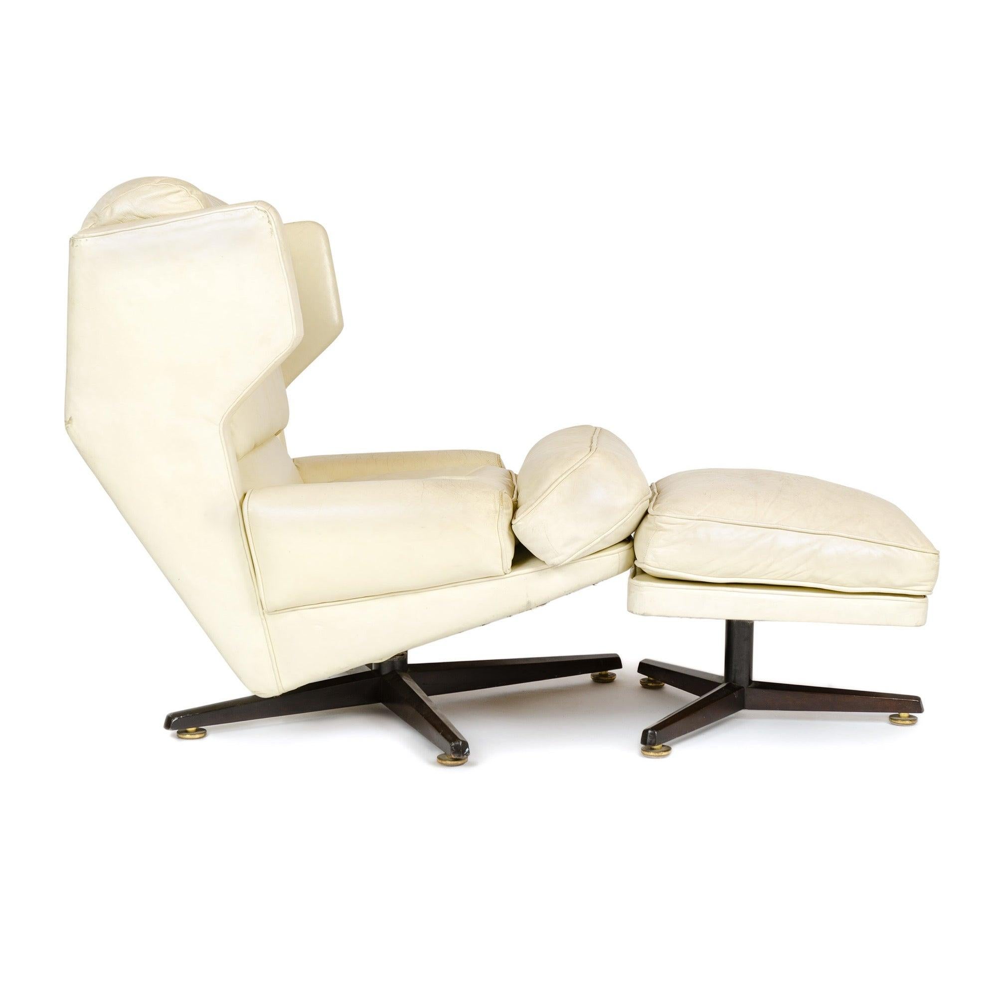 In Anlehnung an die große Beliebtheit von Charles Eames' drehbarem Loungesessel mit Ottomane nutzte Wormley die Popularität seines eigenen stationären, geflügelten Loungesessels mit Ottomane (Modell 5761) und adaptierte ihn als Modell 6142, wobei er