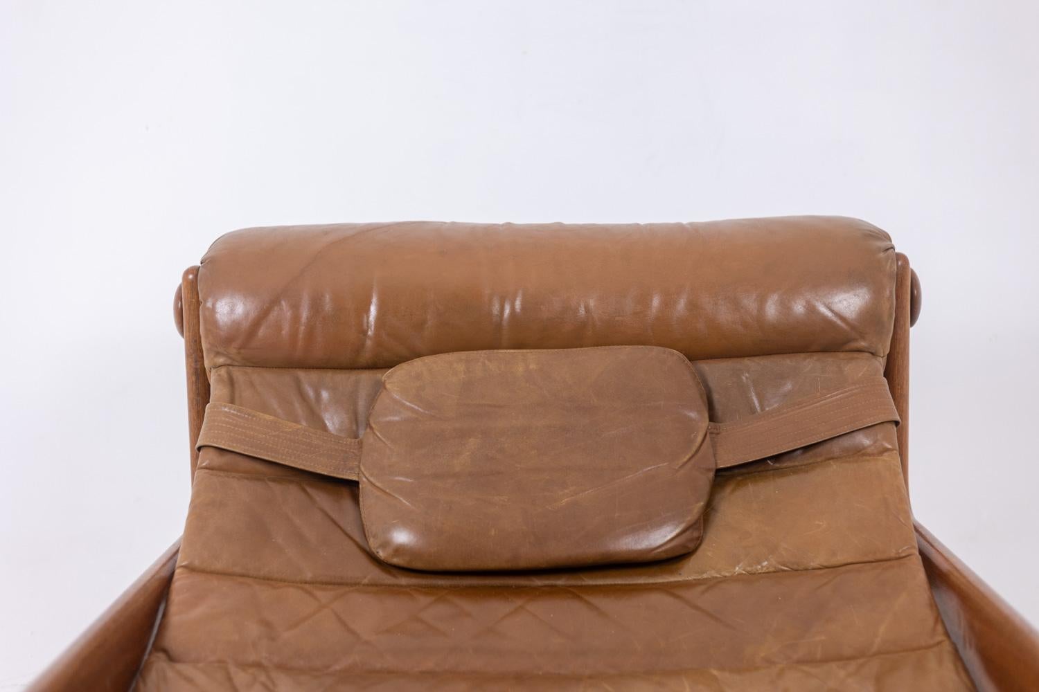 Chaise longue et ottoman en orme blond et cuir.

Fabriqué au Danemark dans les années 1970.

Dimensions : H 66 x L 90 x P 112 cm

(dimensions du pouf : H 32 x L 87 x P 63 cm)

Référence : LS61501217