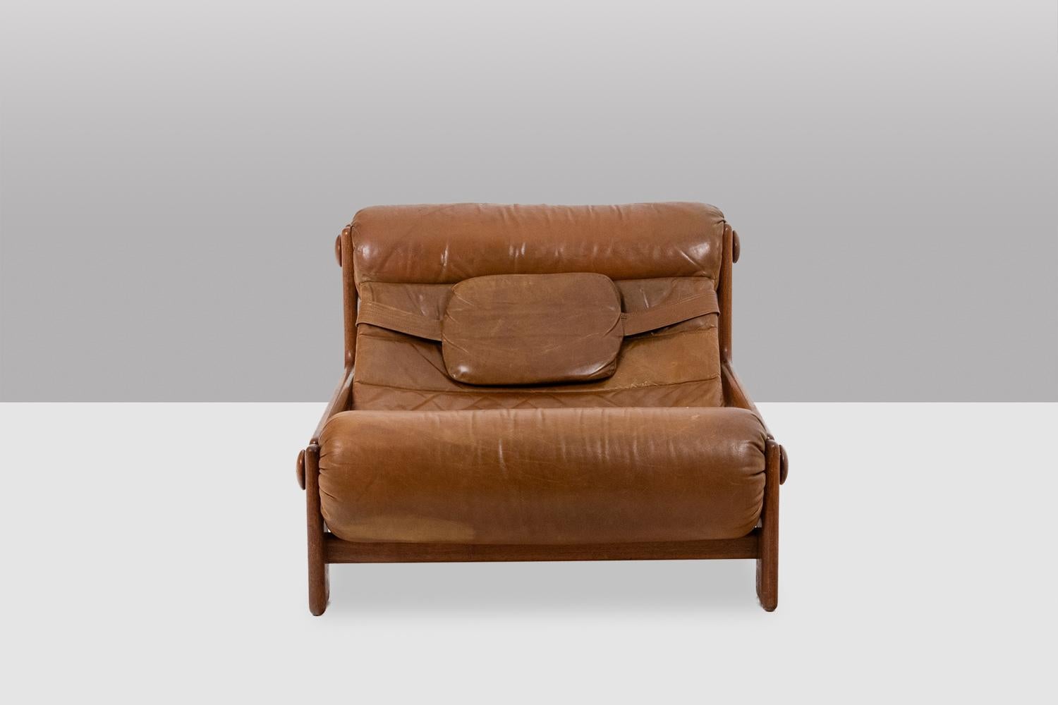 20ième siècle Chaise longue et ottoman en orme blond et cuir. 1970s en vente
