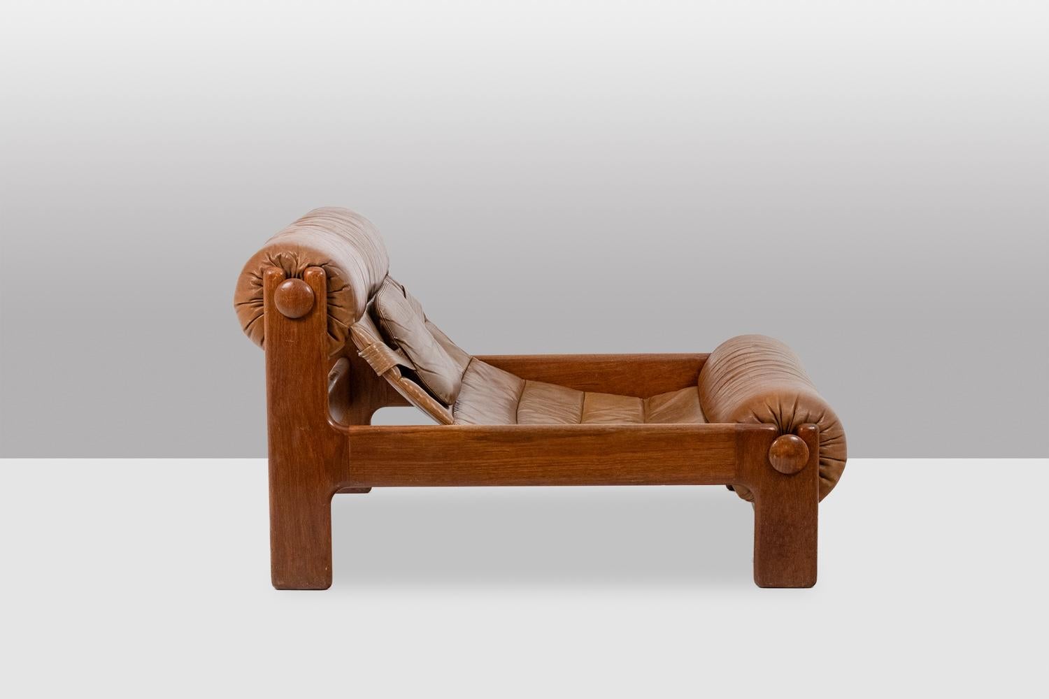 Cuir Chaise longue et ottoman en orme blond et cuir. 1970s en vente