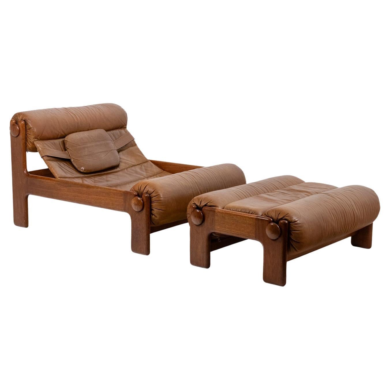 Chaise longue et ottoman en orme blond et cuir. 1970s en vente