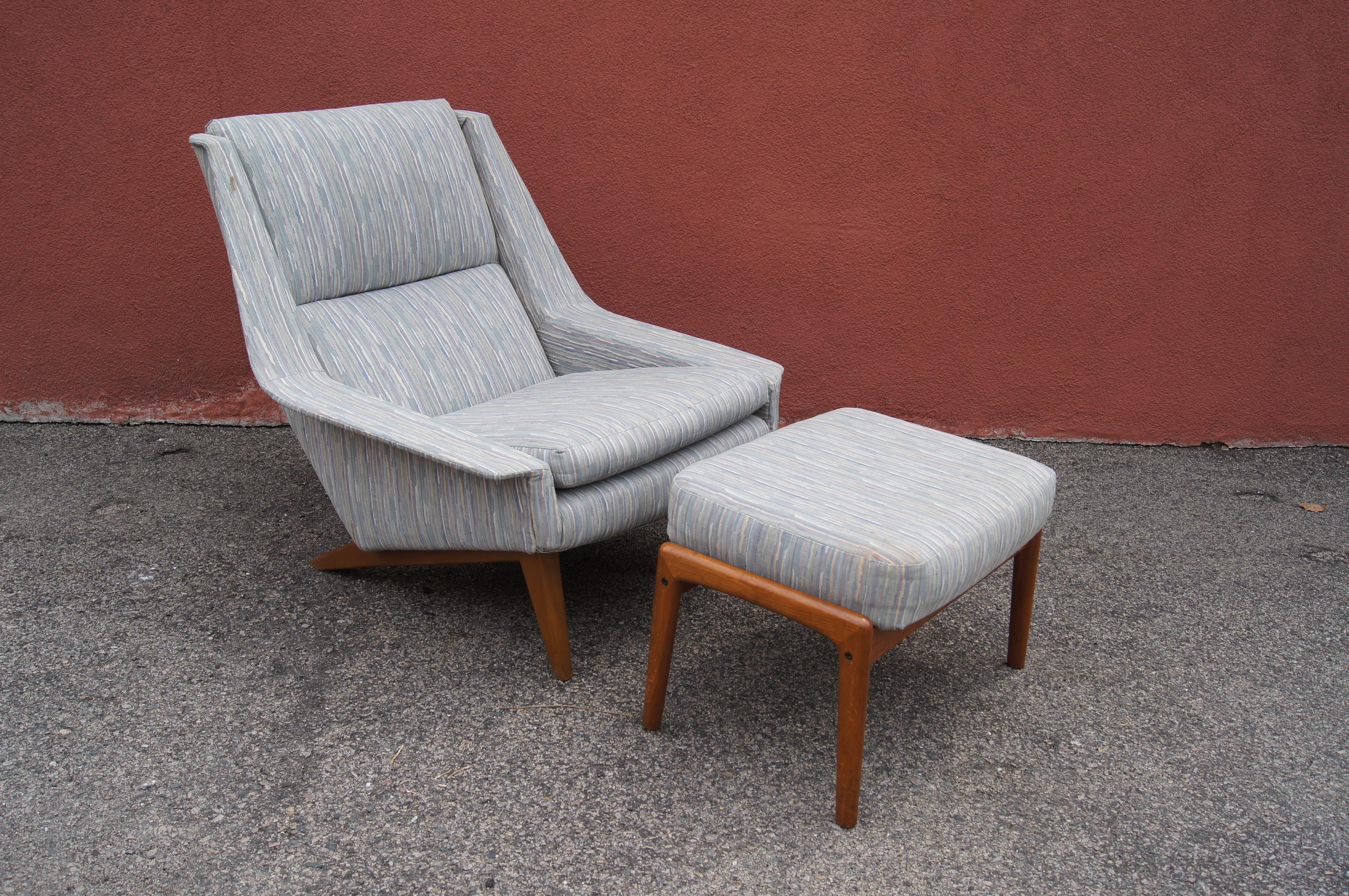Der schwedische Designer Folke Ohlsson entwarf 1957 für den dänischen Hersteller Fritz Hansen diesen markanten Loungesessel, Modell 4410, mit Ottomane. Der breite, kantige Rahmen des Stuhls schafft einen tiefen Sitzkomfort mit einer geneigten