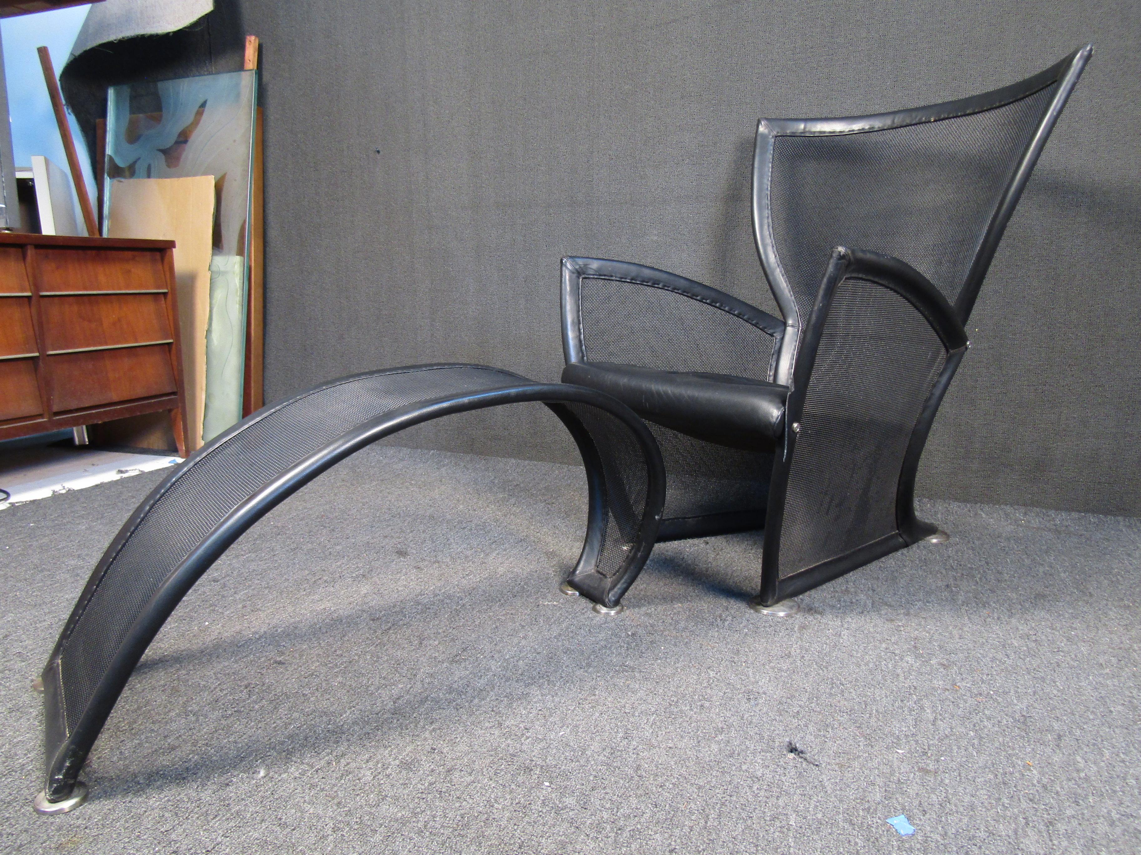 Mit seinem futuristischen Design, das bequemes Sitzen mit einem einzigartigen Look verbindet, ist dieses Set aus Vintage-Stuhl und Ottomane von Paolo Nava Prive ein echtes Statement. Bitte bestätigen Sie den Standort des Artikels mit dem Verkäufer