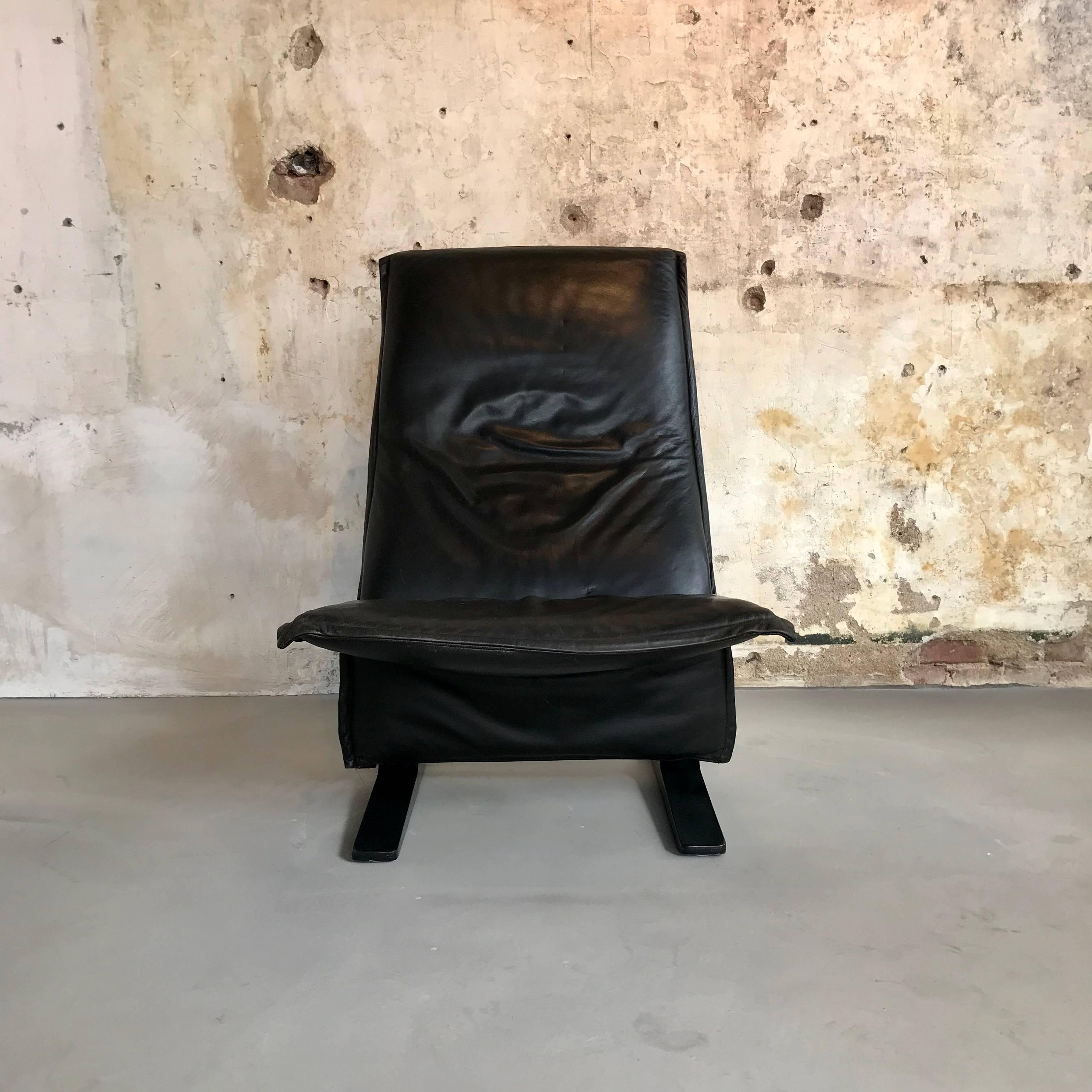 Magnificent vintage Artifort lounge chair by Pierre Paulin.
Original 1960s black leather Concorde (F784) lounge chair by Pierre Paulin with piping and aluminium base in black powder coating. 

Originally designed for the waiting room of the