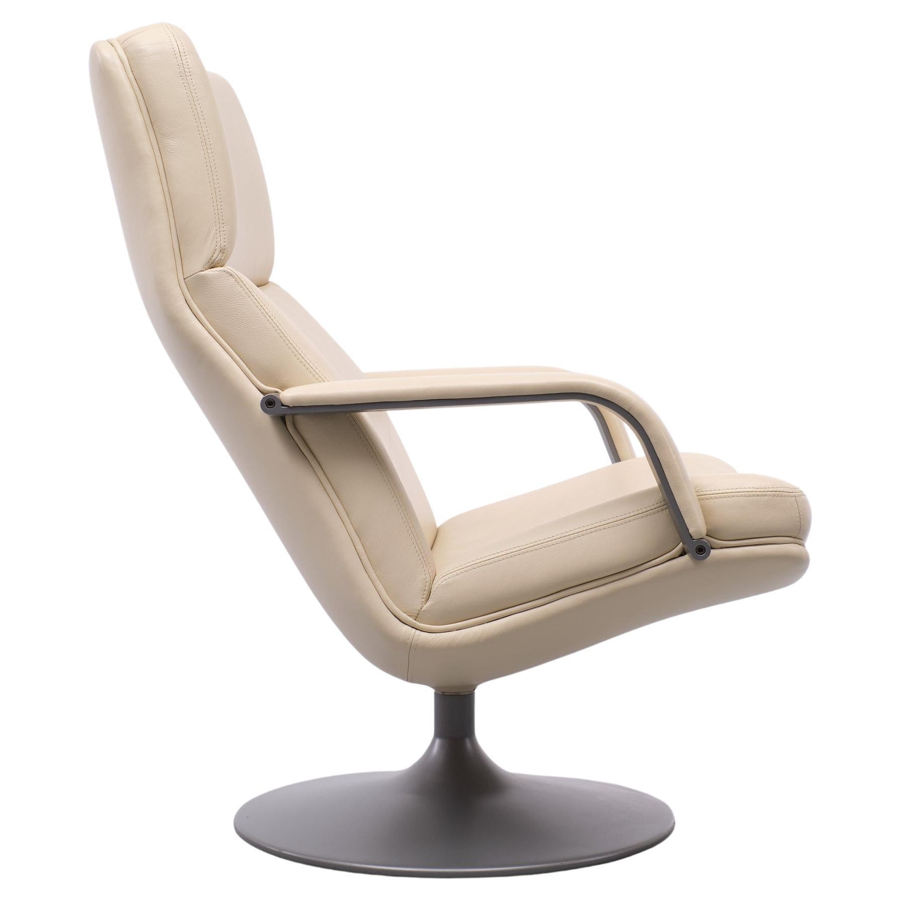 Beautiful lounge chair. Design by Geoffrey Harcourt for Artifort 1960s model F182 
Elegant and good design. Very good condition. Creme color leather upholstery. On a Grey Metal base. Turn able. Good seating comfort.
