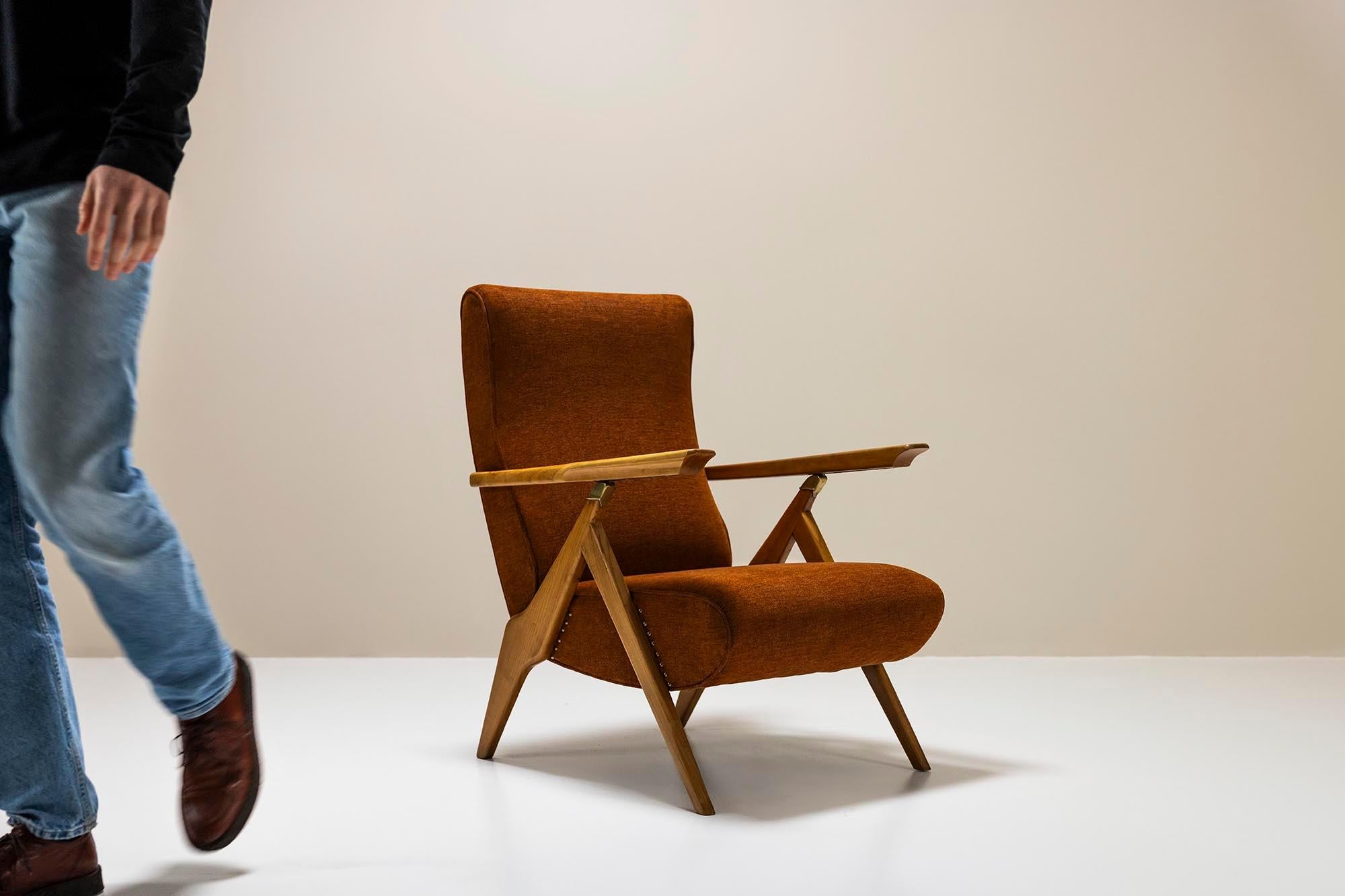 La maggior parte delle sedie di design provenienti dall'Italia degli anni '50 si riconoscono per le loro strutture fortemente stilizzate in combinazione con un'area di seduta dall'aspetto meno speciale, destinata principalmente a fornire comfort.