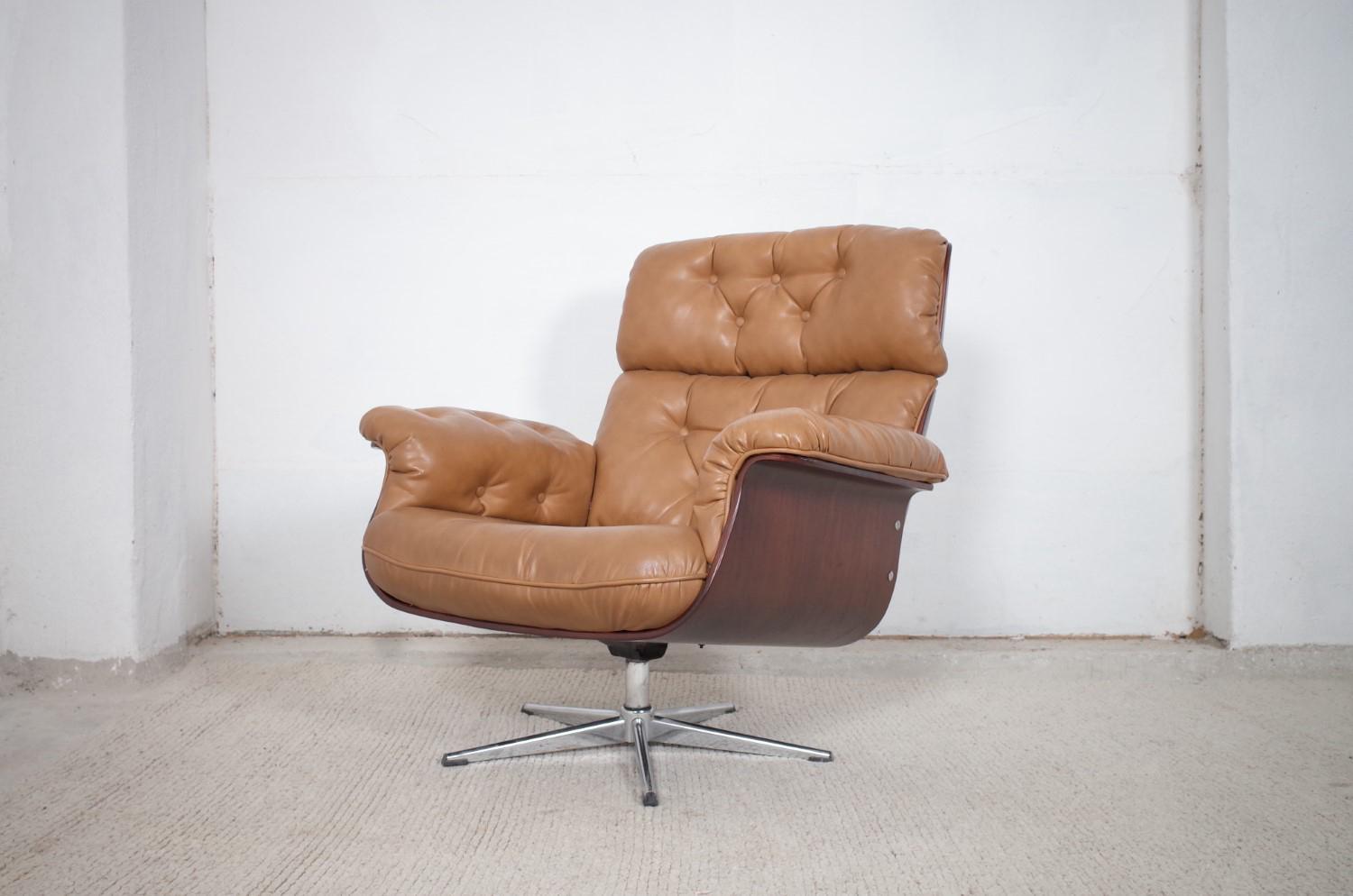 Dieser bequeme Sessel wurde von Martin Stoll entworfen und von Stoll Giroflex in der Schweiz hergestellt. Der Sessel ist drehbar und befindet sich in einem sehr guten Zustand mit altersbedingten Gebrauchsspuren. Das Leder ist in einem guten Zustand.