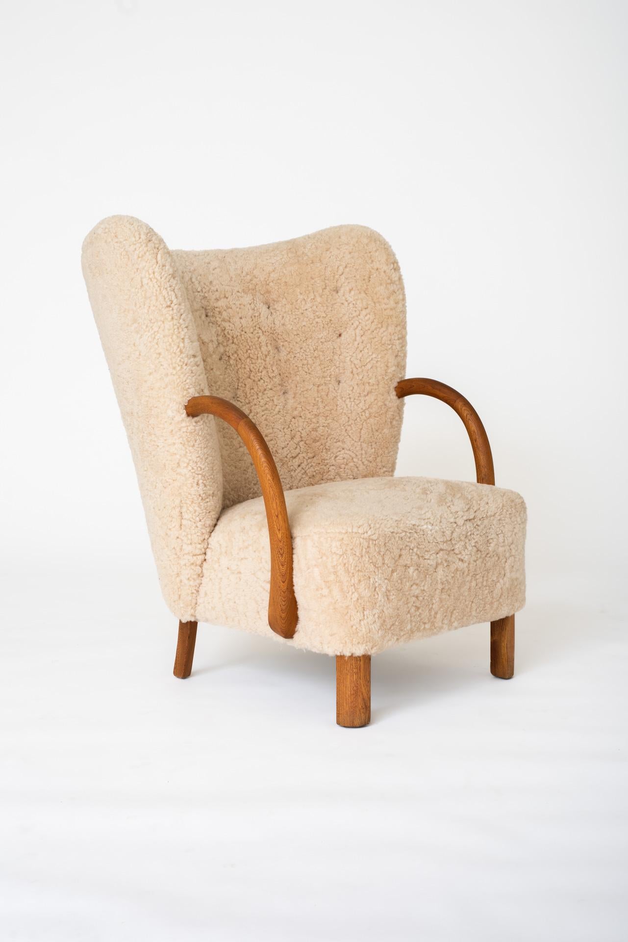 Rarement vu, ce modèle 107 de chaise longue à haut dossier, produit par Slagelse dans les années 1940 et souvent attribué au maître designer danois Viggo Boesen, a été entièrement restauré avec grand soin pour conserver une belle patine sur les fils
