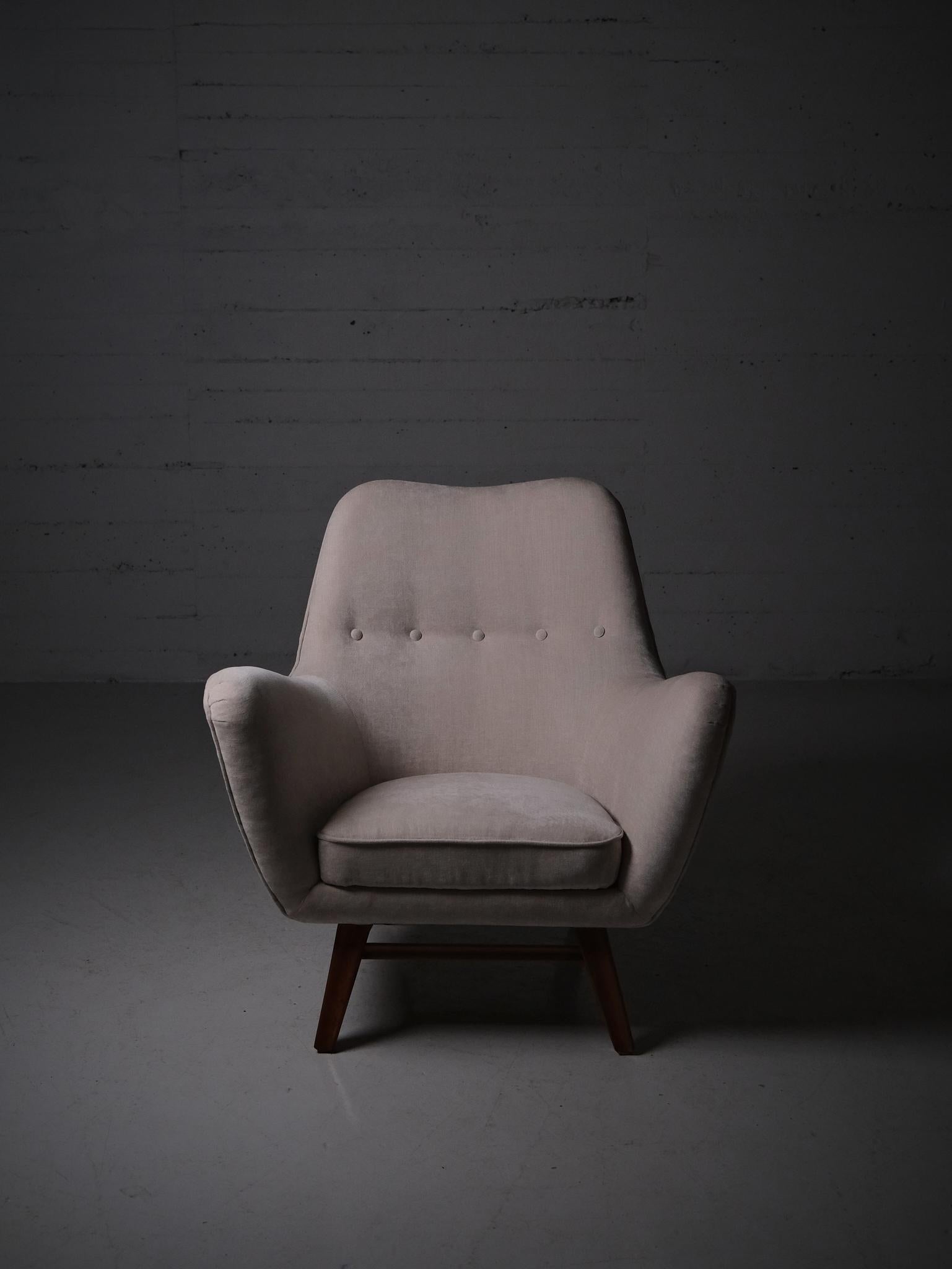 Schöner Loungesessel eines unbekannten schwedischen Designers aus der Mitte des 20. Jahrhunderts. 

Skulpturales Design mit einer tollen Silhouette. 
