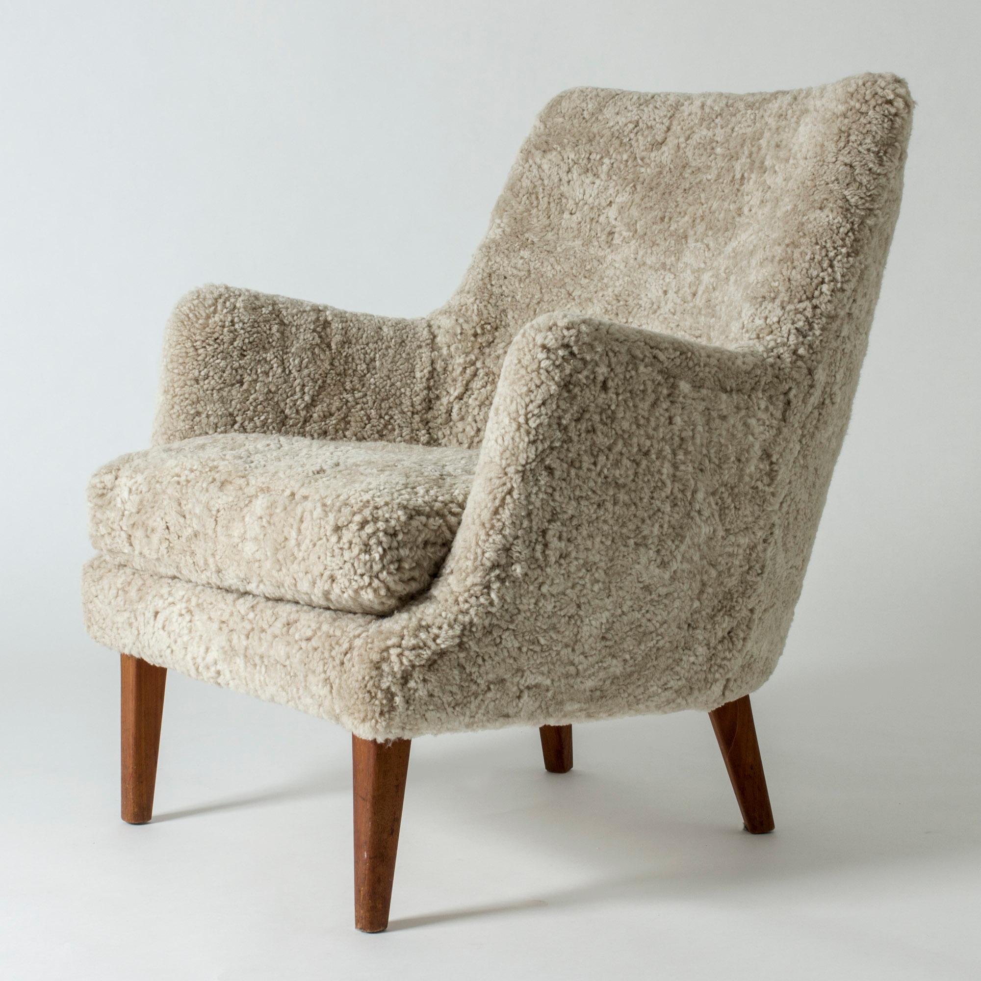 Lounge chair by Arne Vodder in a small, neat design. Upholstered with sheepskin.