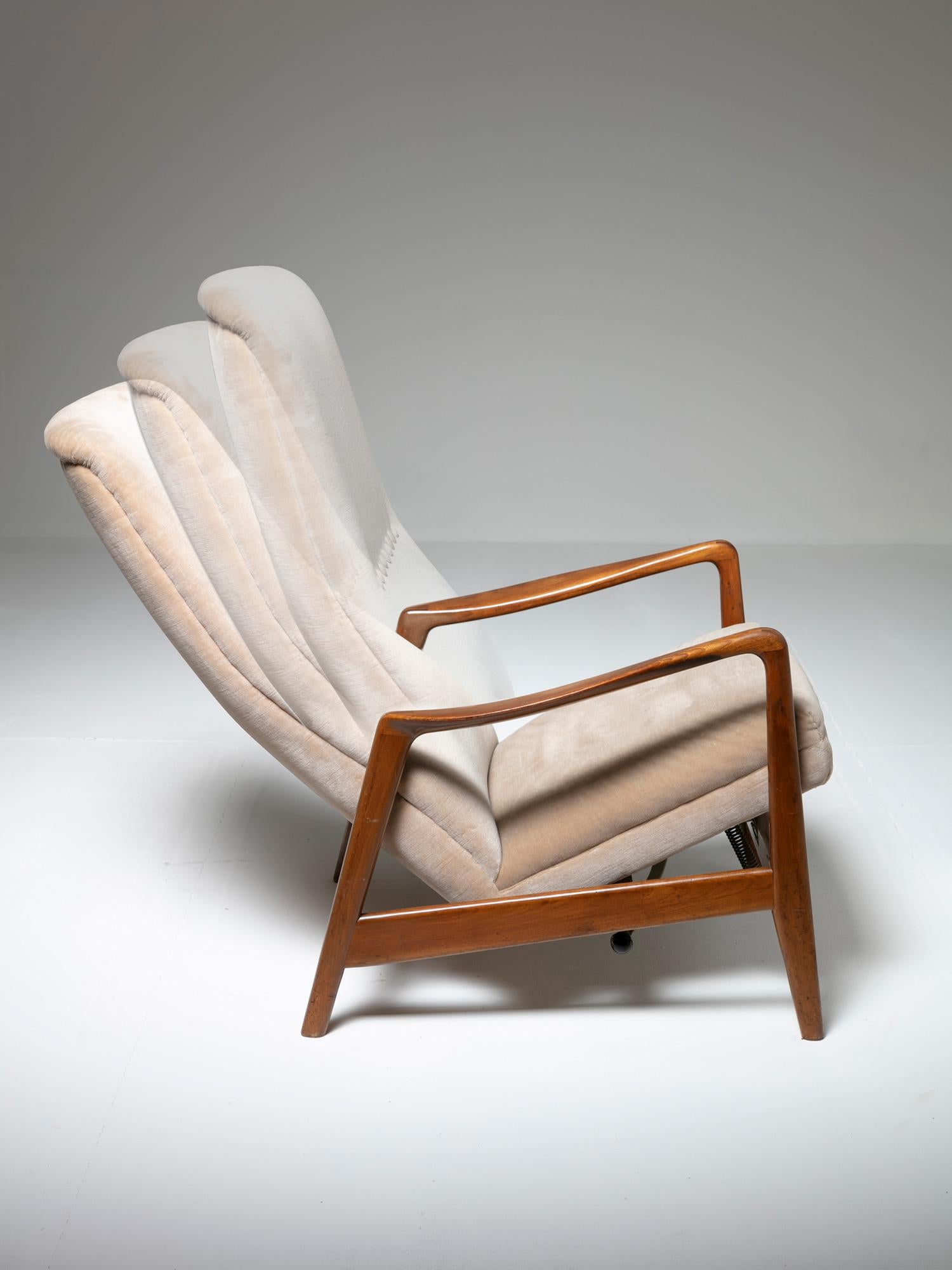 Reclining chair model 829 by Arnestad Bruk for Cassina.
Walnut frame, original fabric and mechanical system allowing 8 different positions.
Chair usually wrongly attributed to Gio Ponti.