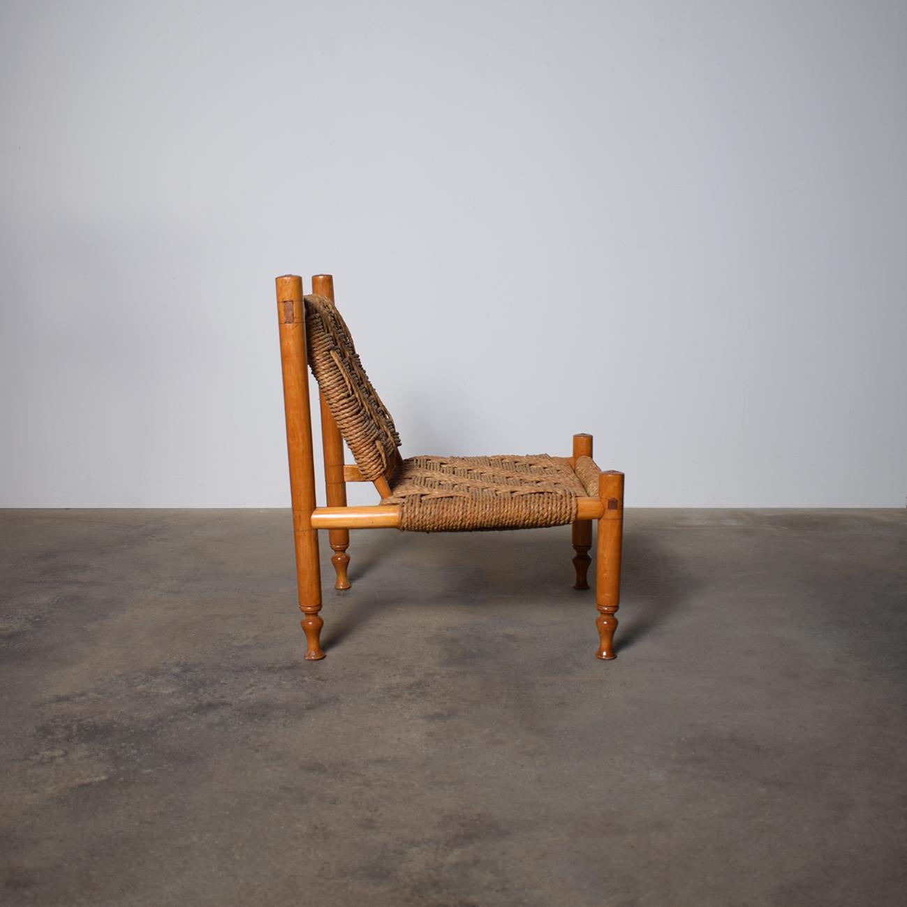 Ein wunderschöner Logenstuhl von Adrien Audoux und Frida Minet aus den 1950er Jahren mit handgedrechseltem Buchenholzrahmen und handgeflochtenem Abaca-Seil als Sitz und Rückenlehne, alles in perfektem Originalzustand. Dieser wunderschön gestaltete,