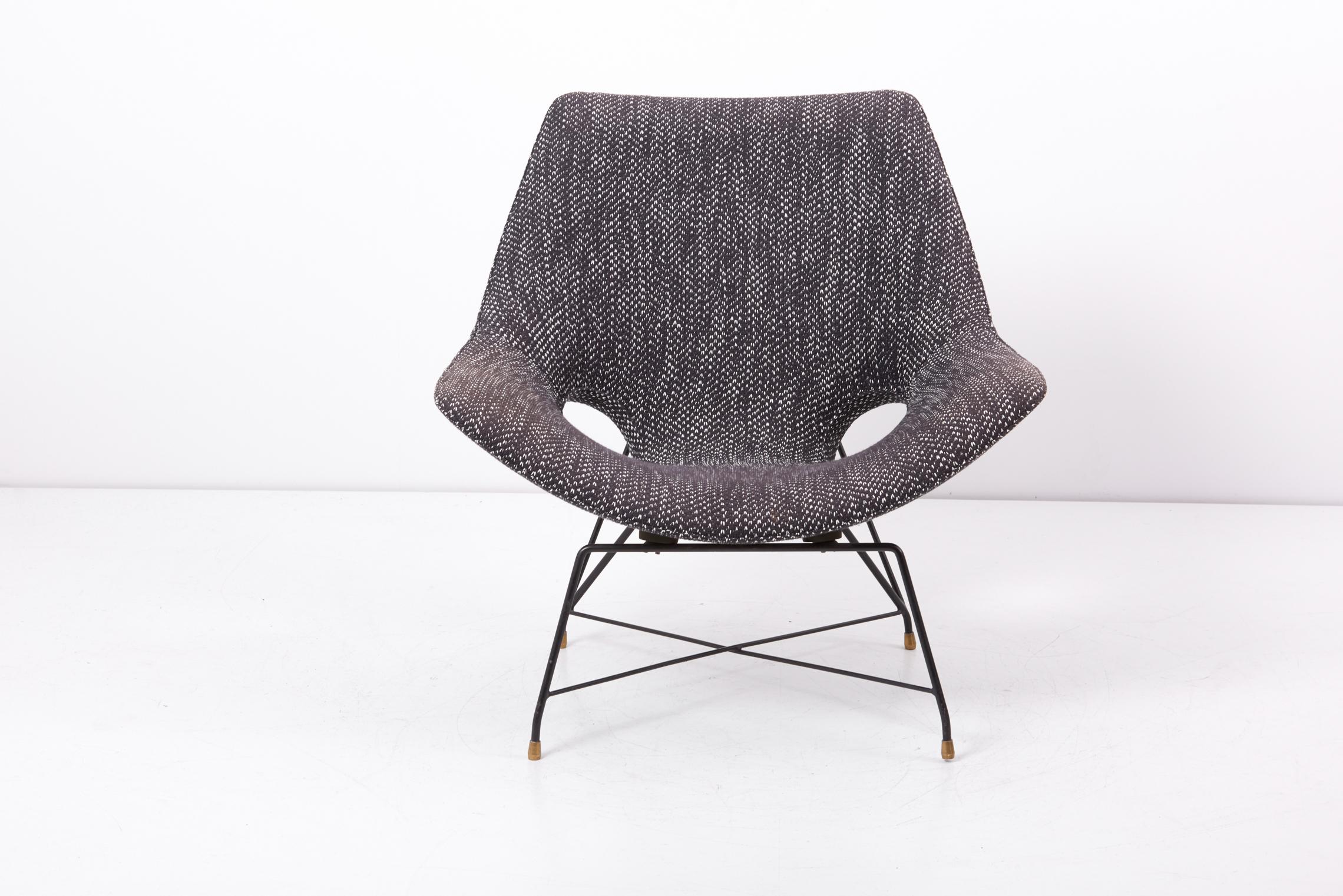 Chaise longue, conçue dans les années 1950 par Augusto Bozzi et fabriquée par Saporiti en Italie.
Structure en métal avec des extrémités en laiton, tissu en laine en noir et blanc.