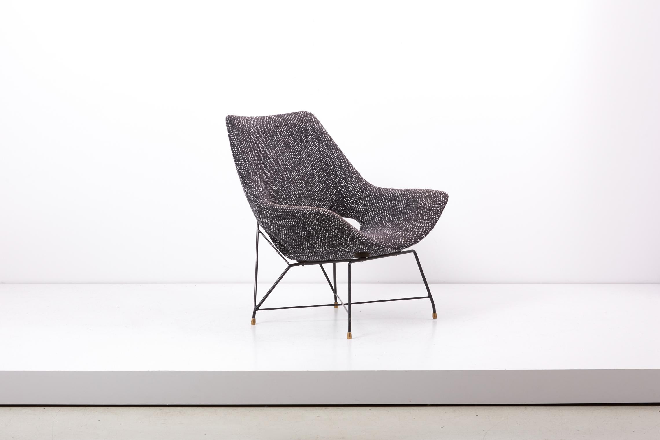 Italian Lounge Chair by Augusto Bozzi for Saporiti in black & white fabric, Italy, 1950s For Sale