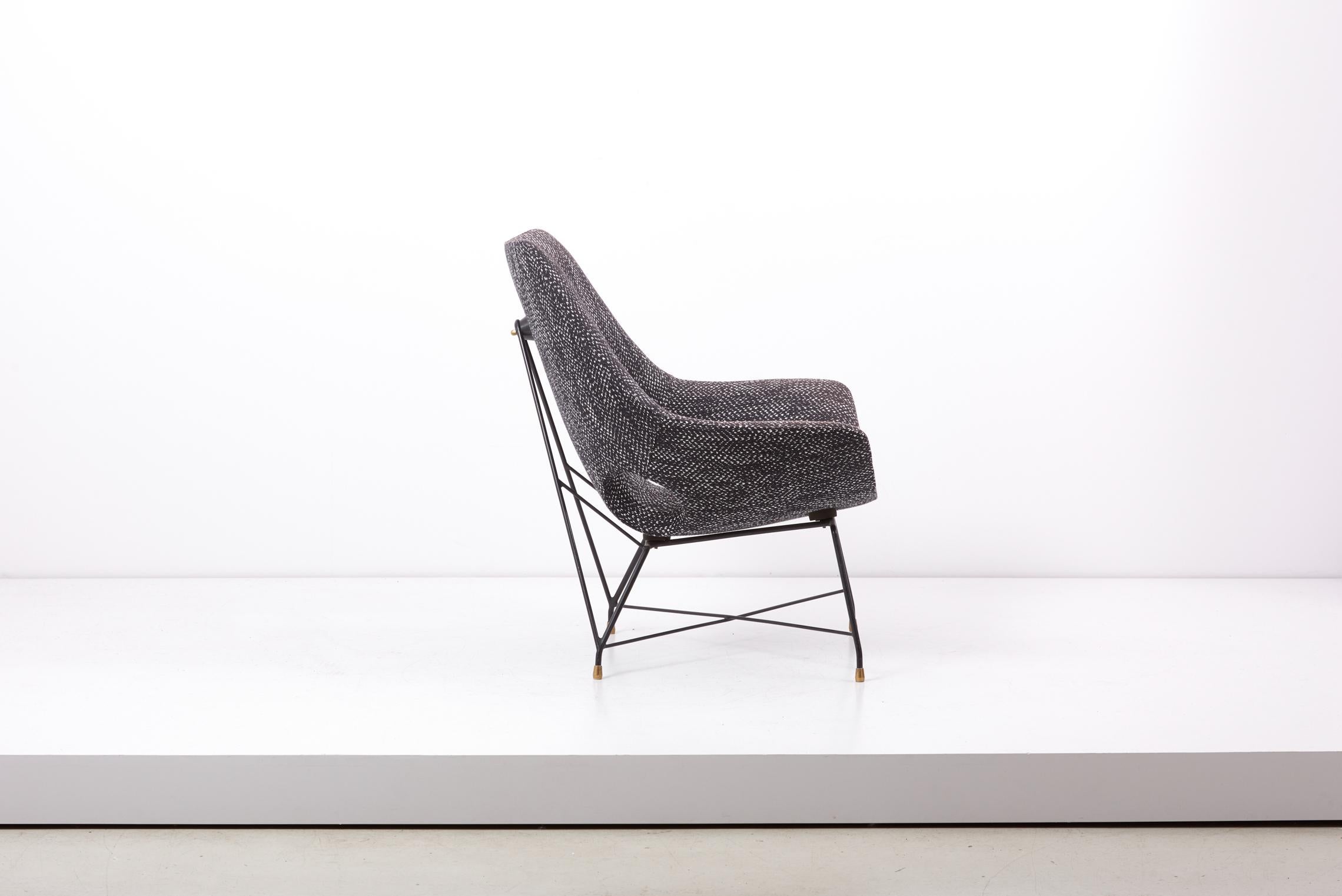 Lounge Chair by Augusto Bozzi for Saporiti in black & white fabric, Italy, 1950s In Good Condition For Sale In Berlin, DE