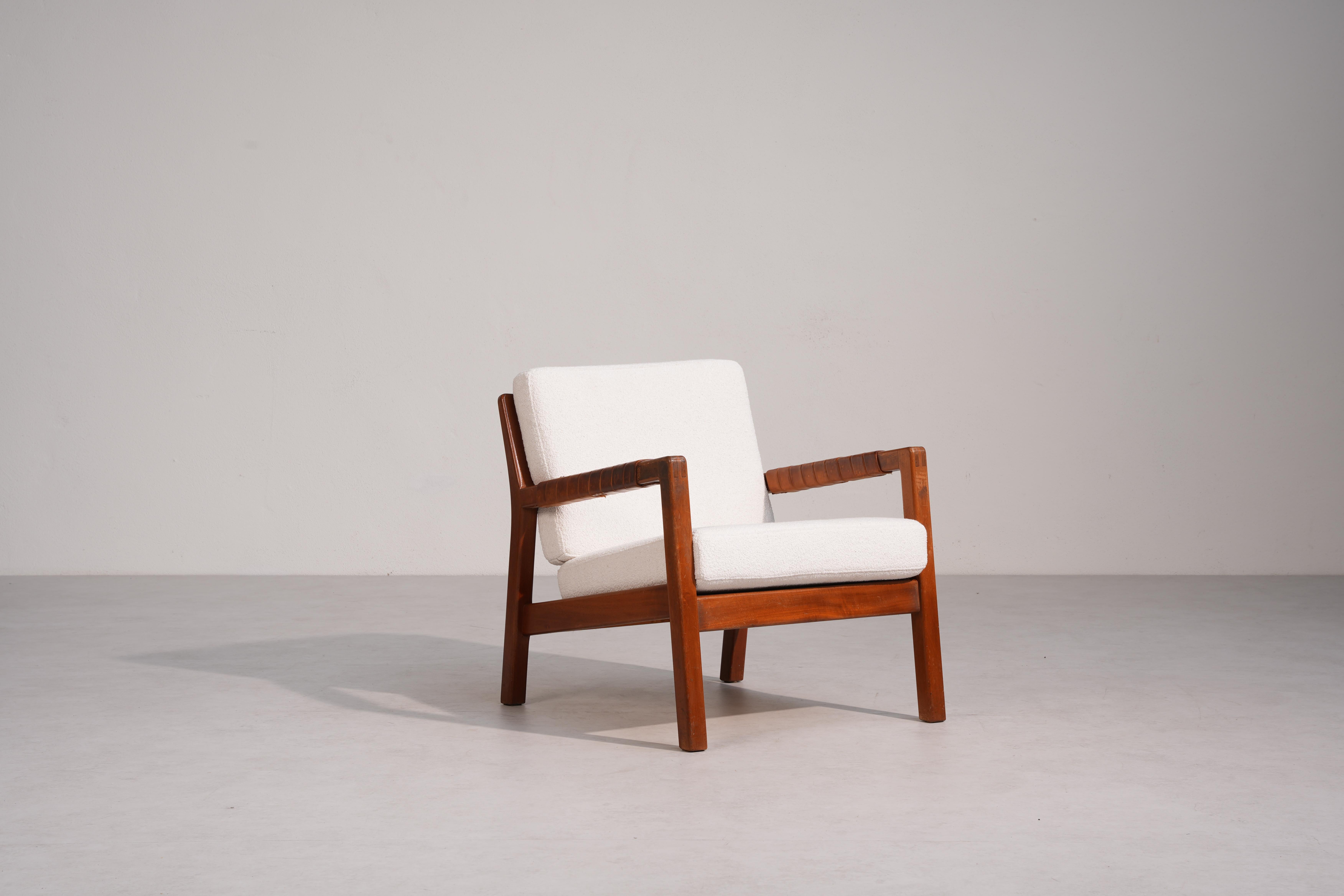 Una exquisita tumbona diseñada por Carl Gustaf Hiort af Örnas, fabricada en Finlandia en la década de 1960.
La silla está en un estado extraordinario: las cinchas de cuero originales se conservan perfectamente, mientras que el cojín se ha retapizado