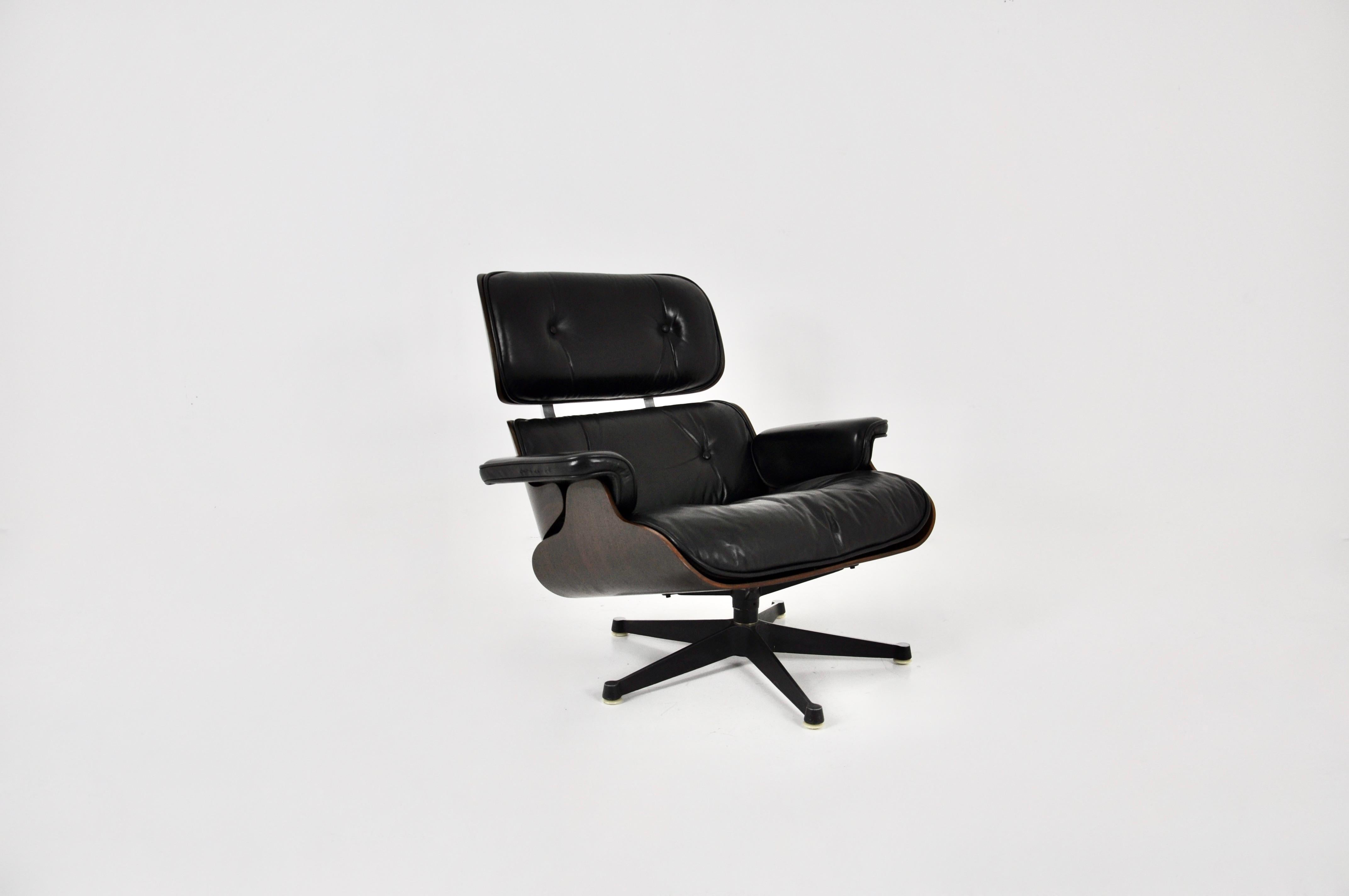 Black leather and wood armchair by Charles and Ray Eames. Serial number on the bottom. Wear due to time and age of the chair (see photo). Seat height: 37 cm.
 