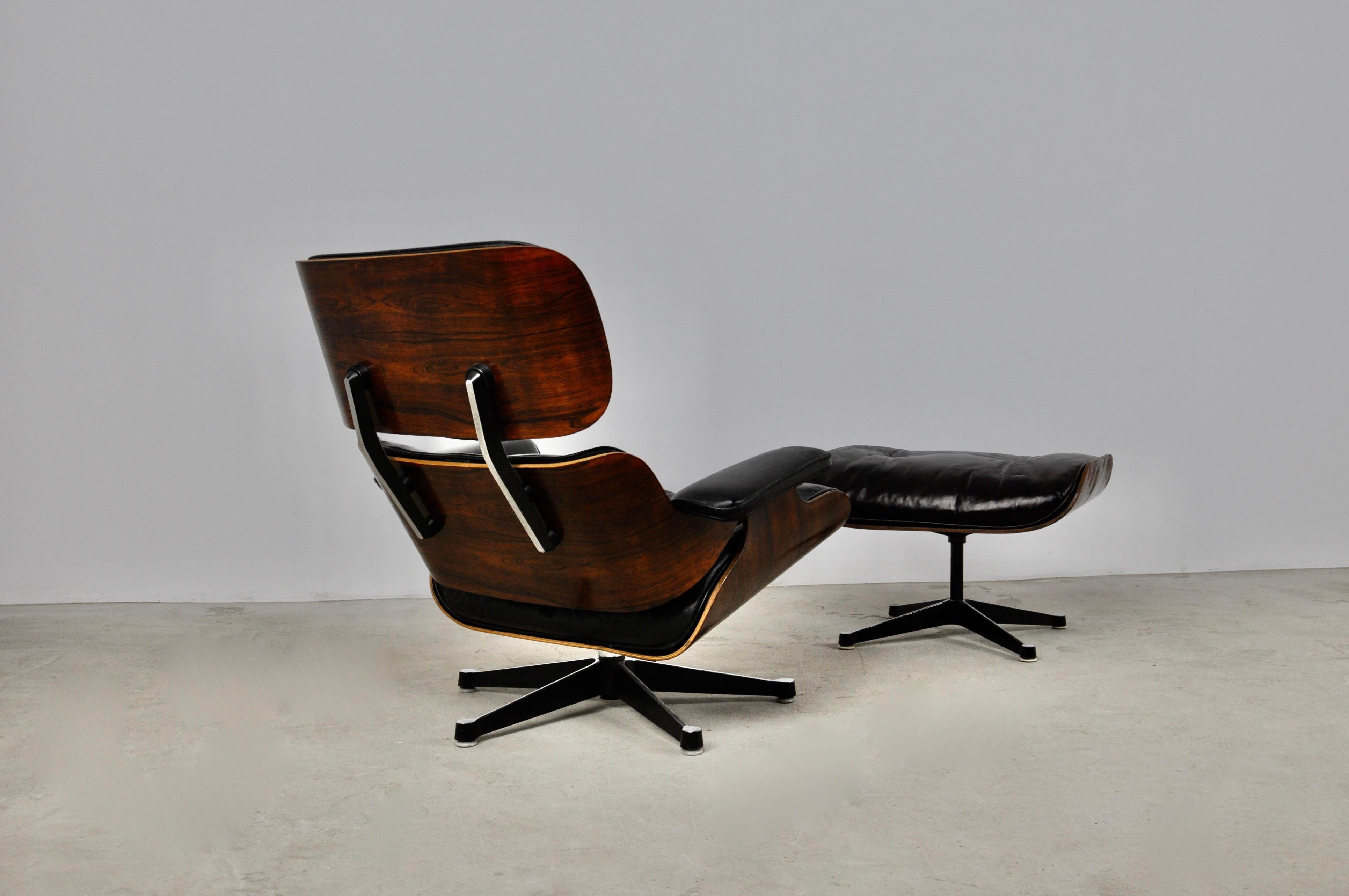 Lounge chair by Charles & Ray Eames for Herman Miller. Seat height 42cm 
Dimensions ottoman: H: 42cm L: 66cm P: 53cm. Wear due to time and age of the chair (see photo).