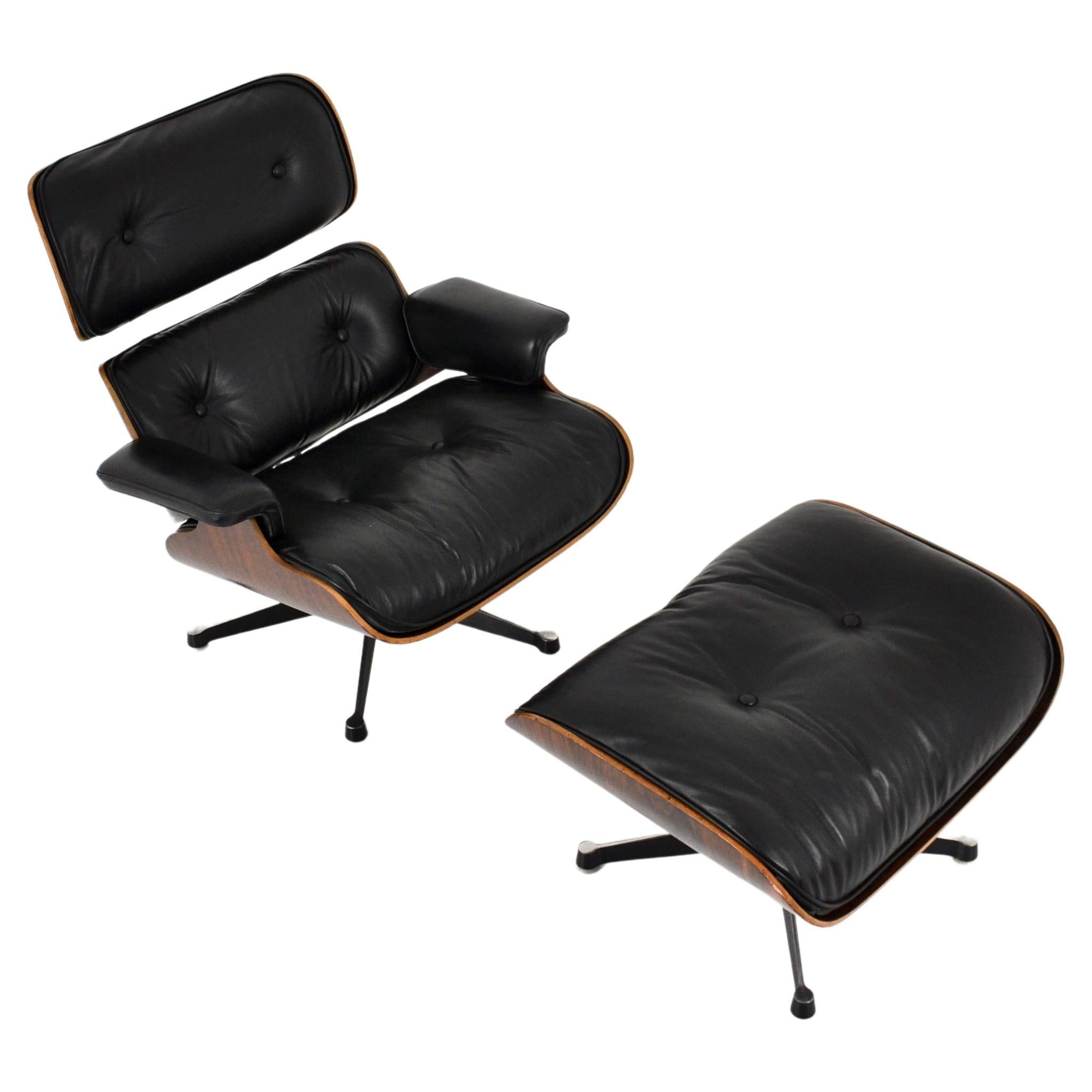Black leather and wood armchair by Charles and Ray Eames for Herman Miller International. New leather. Wear due to time and age of the chair (see photo). Seat height : 41 cm.
Ottoman dimensions: H: 44cm W: 66cm D: 53cm.