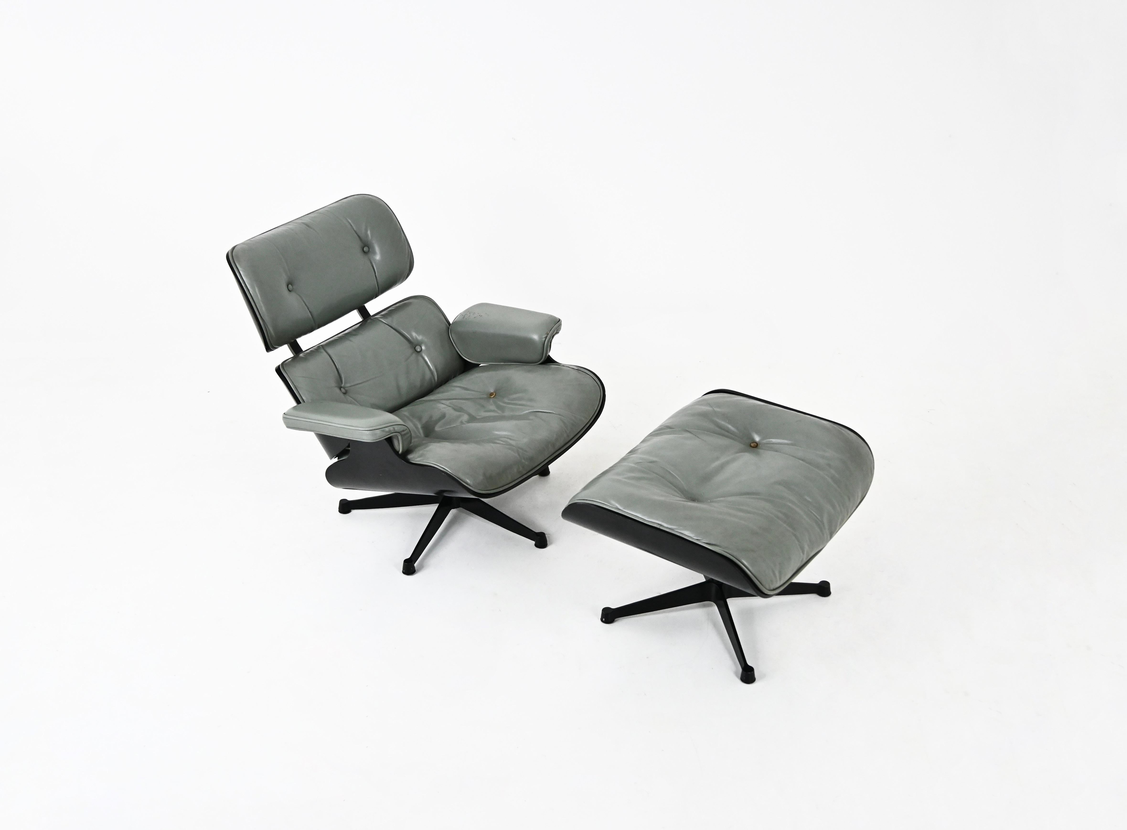 Sillón giratorio de cuero gris y madera negra de Charles and Ray Eames para Herman Miller. Altura del asiento: 41 cm. Sello Herman Miller. Dimensiones de la otomana: Alto: 45 cm Ancho: 65 cm Fondo: 55 cm.
Desgaste debido al tiempo y a la edad.
PARA