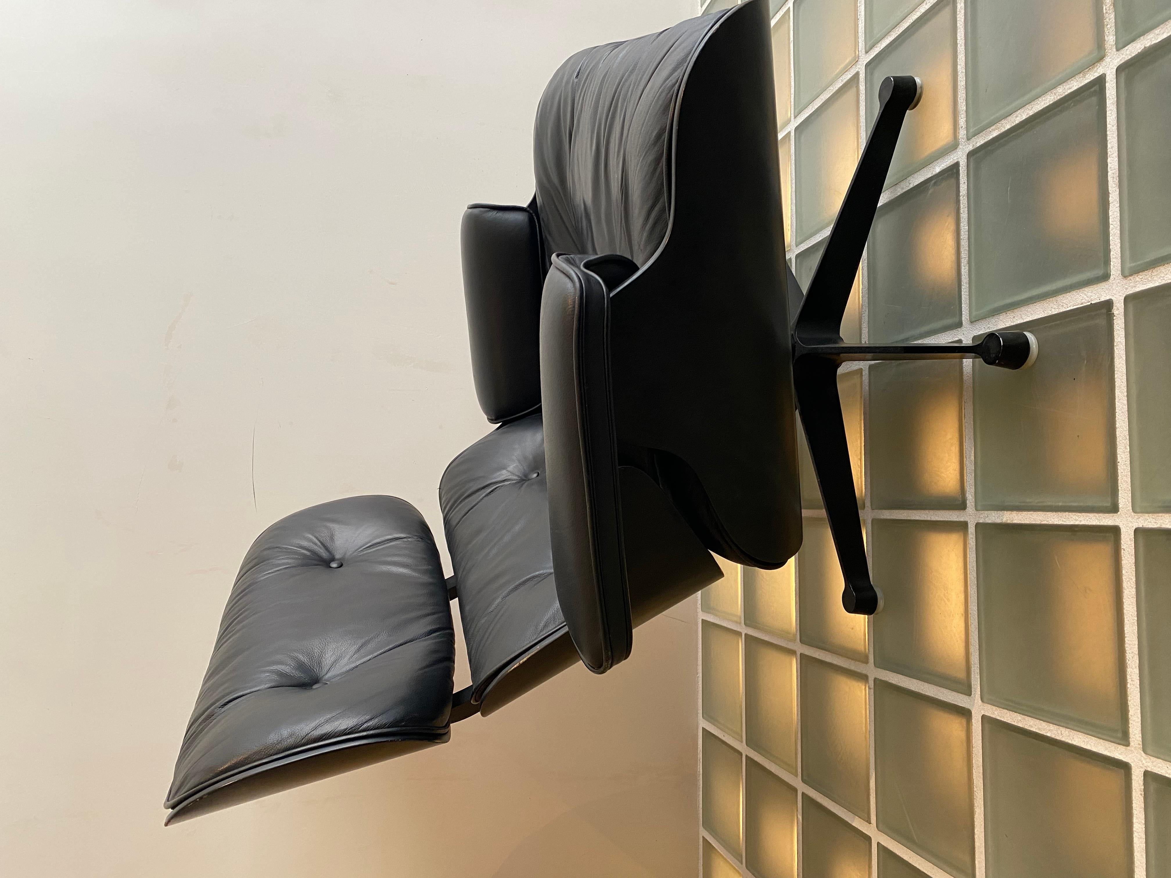 Sessel.
Charles & ray eames, 1956 für herman miller.

Der Stuhl besteht aus drei gebogenen, mit Furnier überzogenen Sperrholzschalen: der Kopfstütze, der Rückenlehne und dem Sitz.

Die Schalen und die Sitzkissen haben im Wesentlichen die