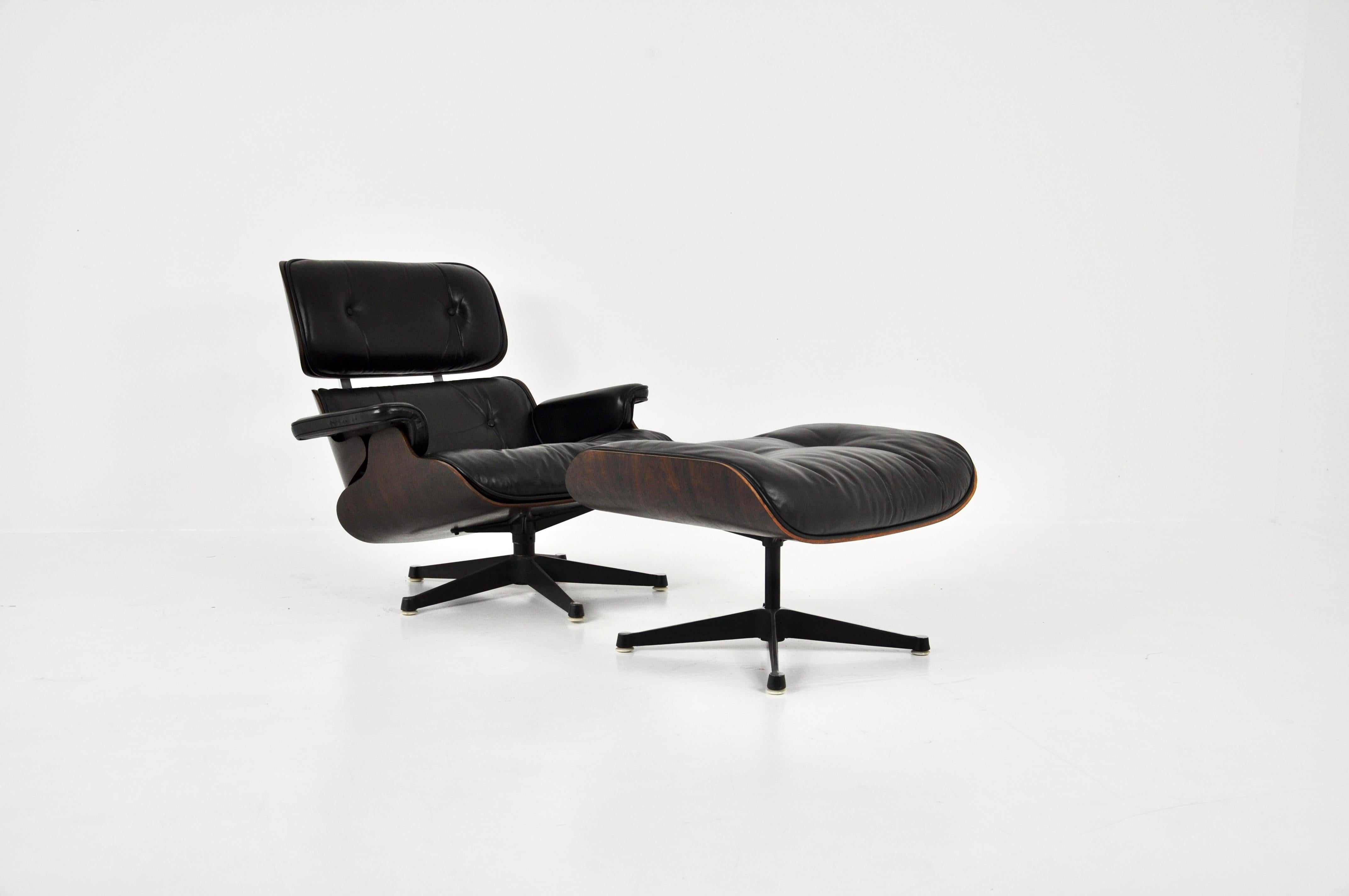 Sessel aus schwarzem Leder und Holz mit Ottomane von Charles und Ray Eames für ICF. Schaltet sich selbst ein. Sitzhöhe: 39 cm. Abmessungen der Ottomane: H: 42cm B: 65cm T: 59cm. Abnutzung durch Zeit und Alter des Stuhls.
Für den Versand, fragen Sie
