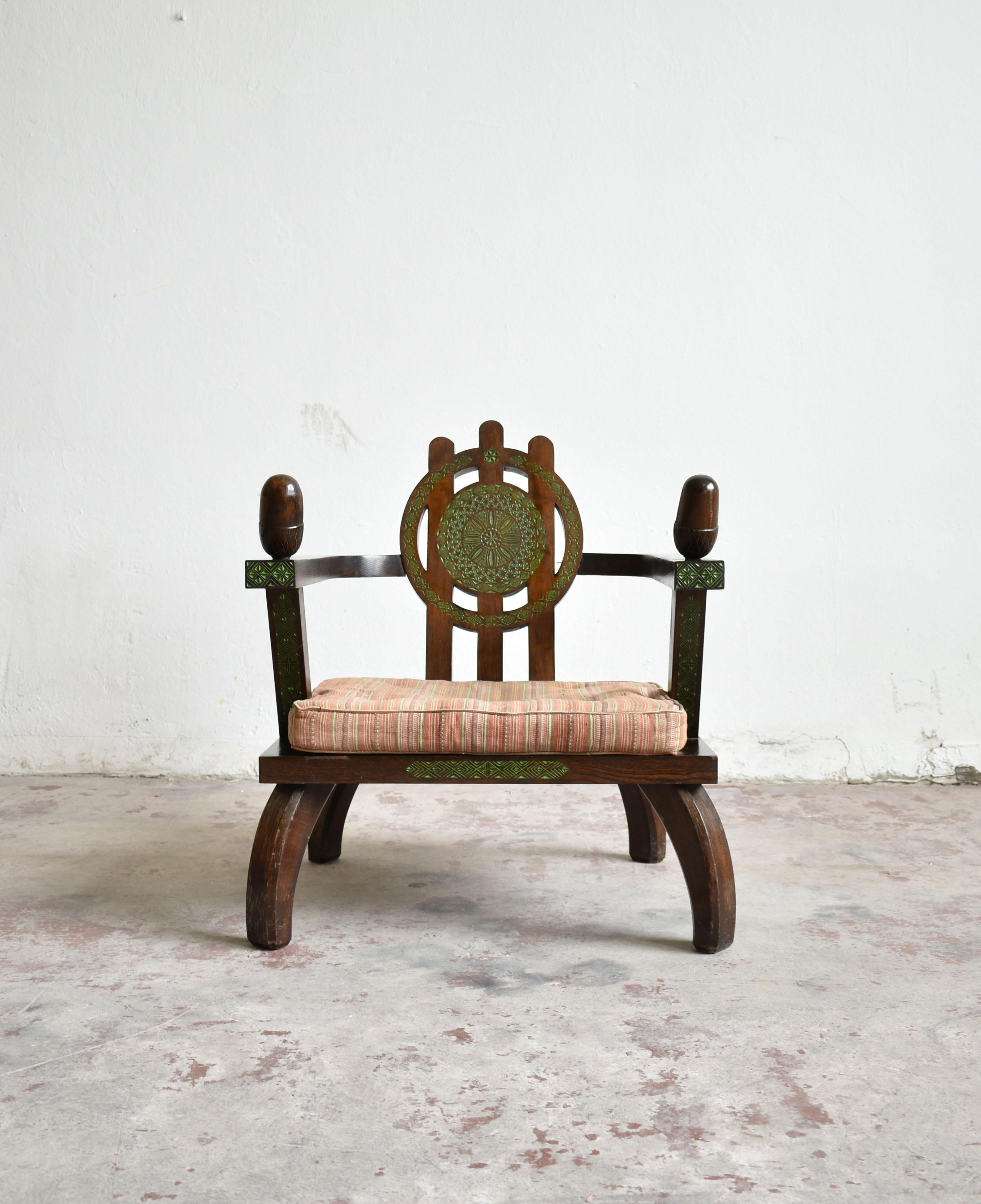 Unique wooden lounge chair by Italian furniture maker Ettore Zaccari (1877–1922)

Manufactured in the early 20th century

The frame of the chair is made of solid oak wood with hand carved details painted in green. The chair has a removable