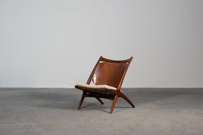 This rare lounge chair was designed in 1955 by Fredrik Kayser and Adolf Relling and produced by Gustav Bahus (Norway). The chair shows a fantastic design and construction quality. The simple lines and the designers' feeling for proportions and