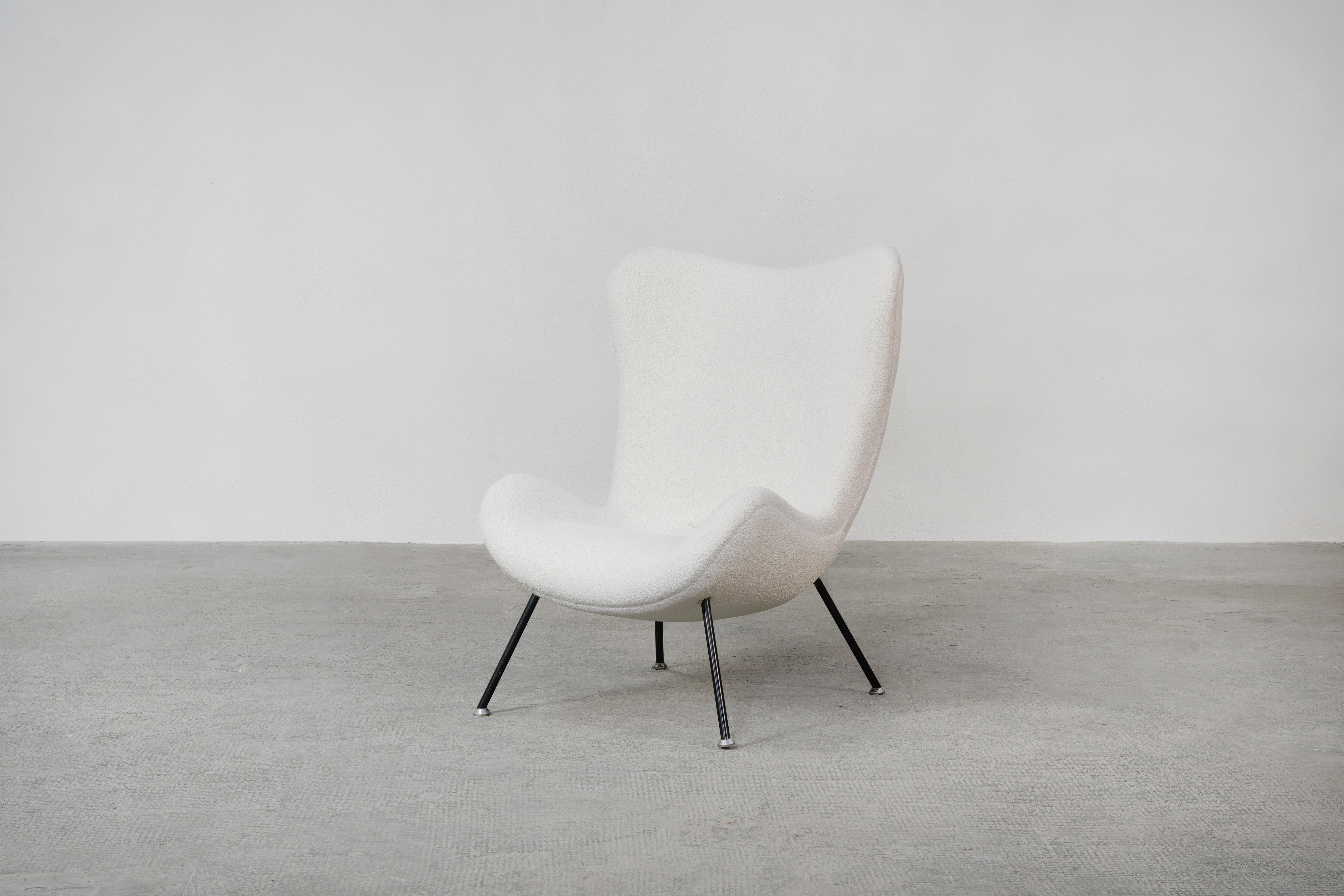 Lounge chair, new upholstery, high-quality white creme boucle, designed by Fritz Neth and produced by Correcta in Germany, 1955.

A single lounge chair, designed by German Fritz Neth in the 1950s. Organically shaped seat shell on black colored