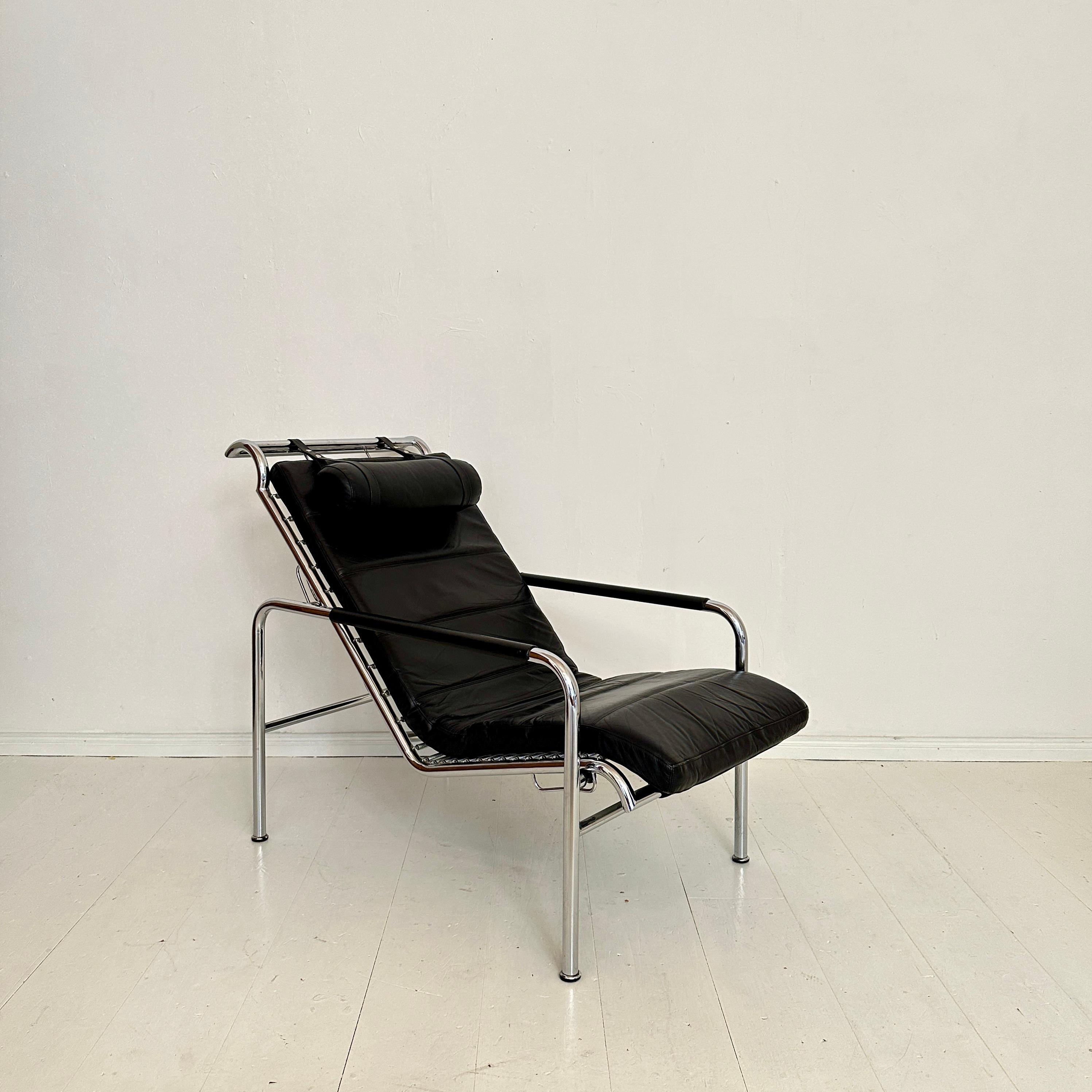 La chaise longue Mid Century conçue par Gabriele Mucchi pour Zanotta incarne parfaitement l'esthétique à la fois audacieuse et raffinée des années 1980. Cette pièce emblématique présente une combinaison frappante de chrome et de cuir noir somptueux,