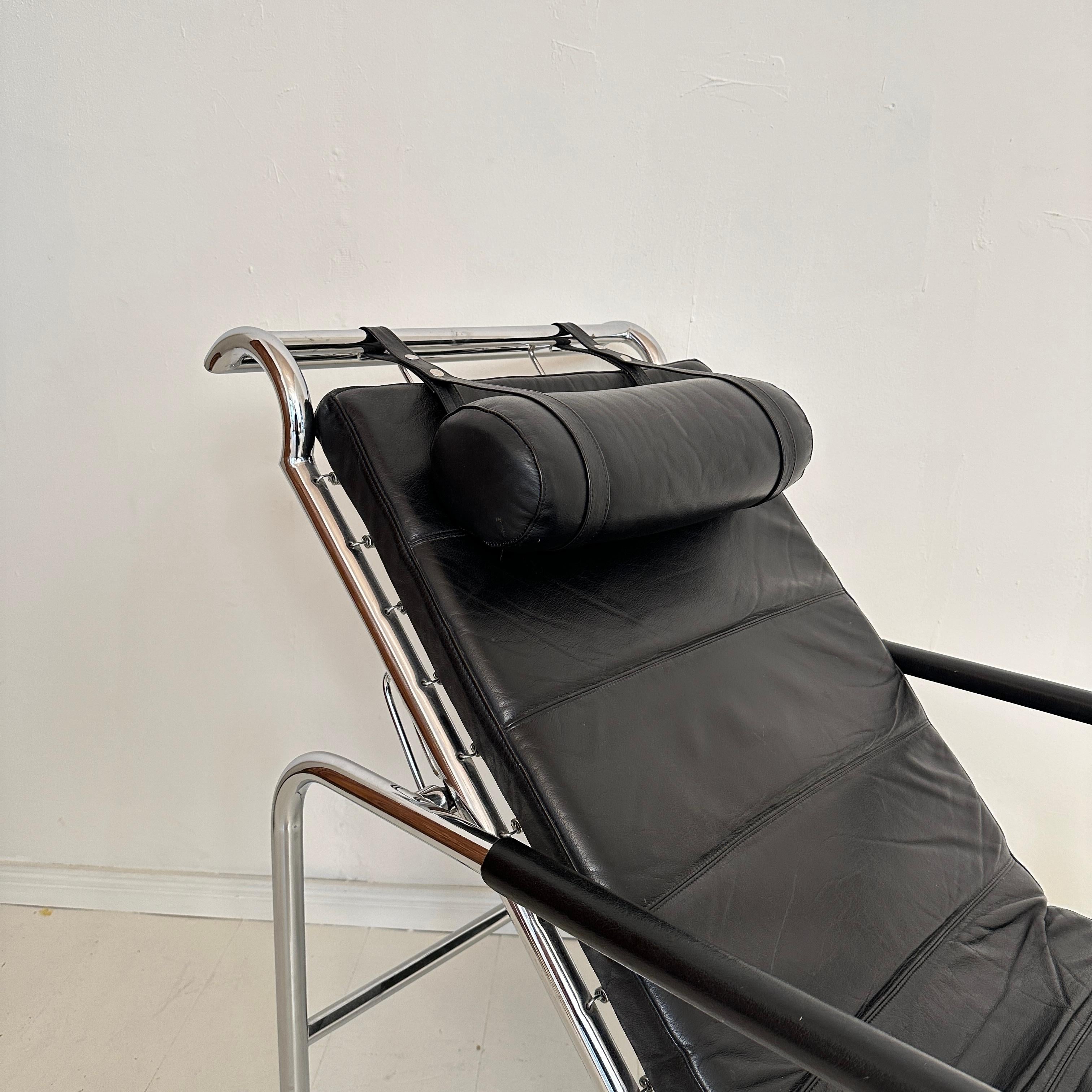 italien Chaise longue de Gabriele Mucchi pour Zanotta en chrome et cuir noir, années 1980