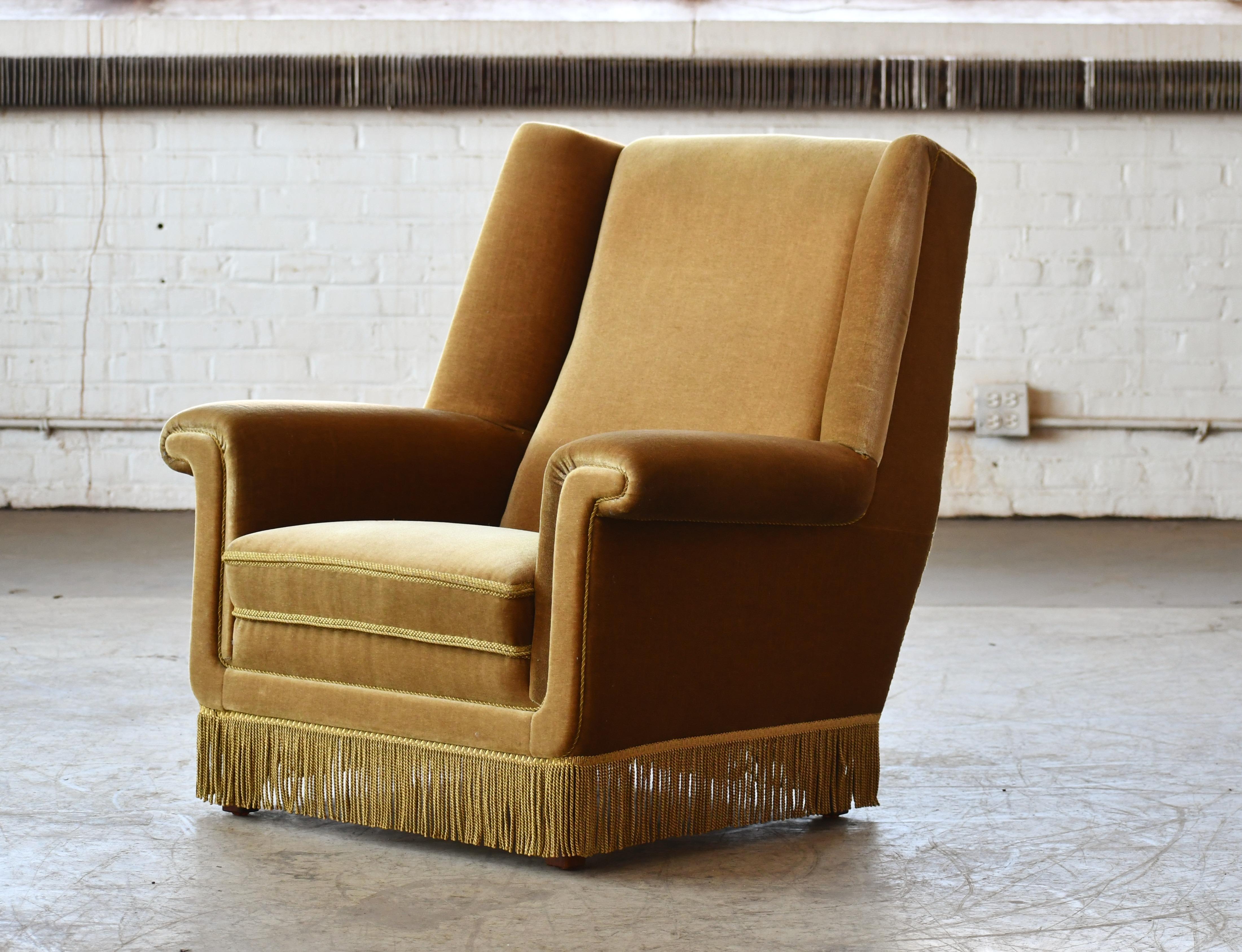 Magnifique chaise longue à dossier haut conçue par G. Thams pour Vejen Polstermobelfabrik vers 1968. La chaise a été vendue par le détaillant Domus Danish et vue dans son catalogue en 1968. Chaise très élégante avec une forte présence. Rembourré