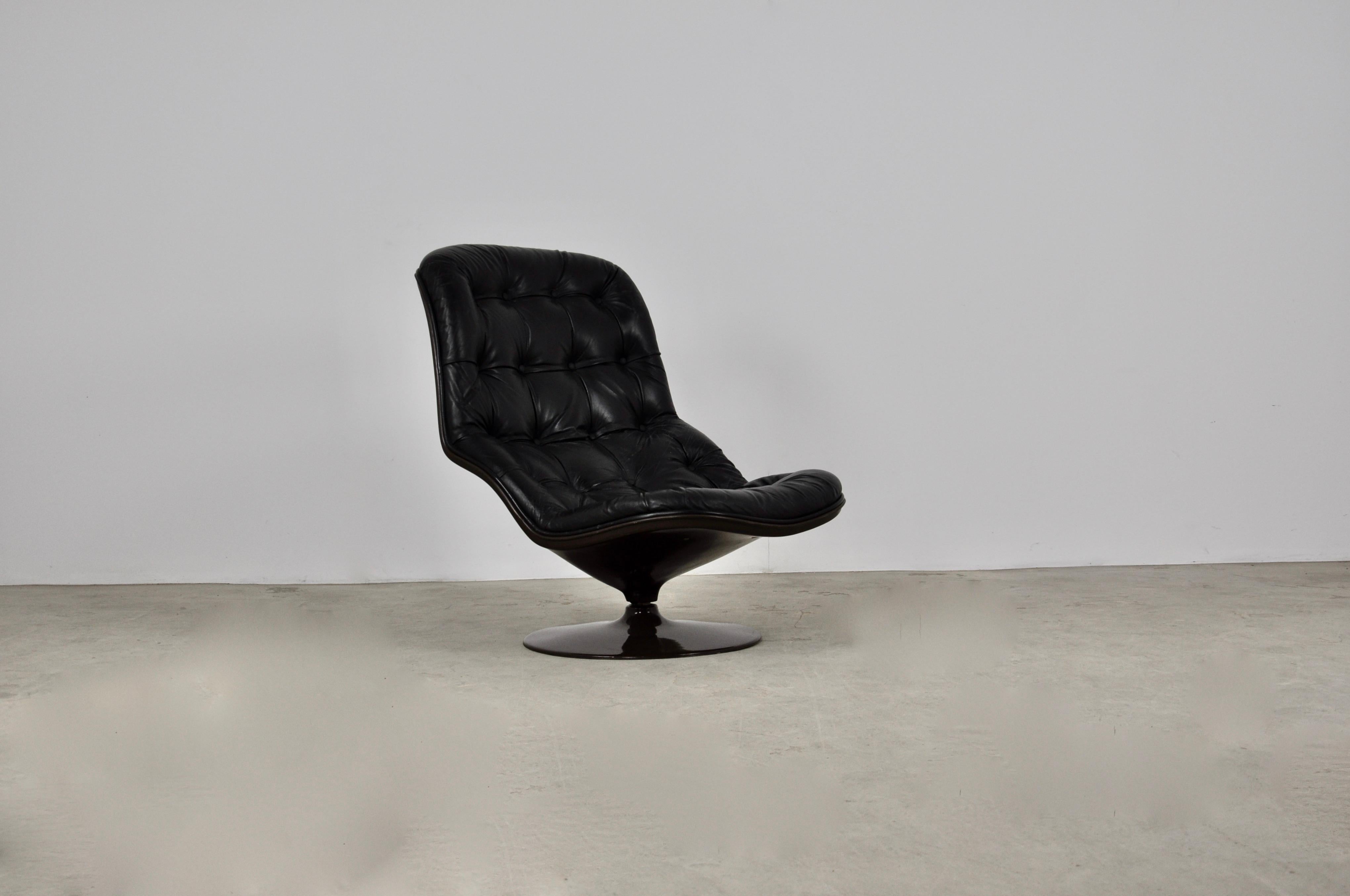 Fiberglass and leather armchair. Wear due to time and age of the chair. Measures: Seat height 38cm.