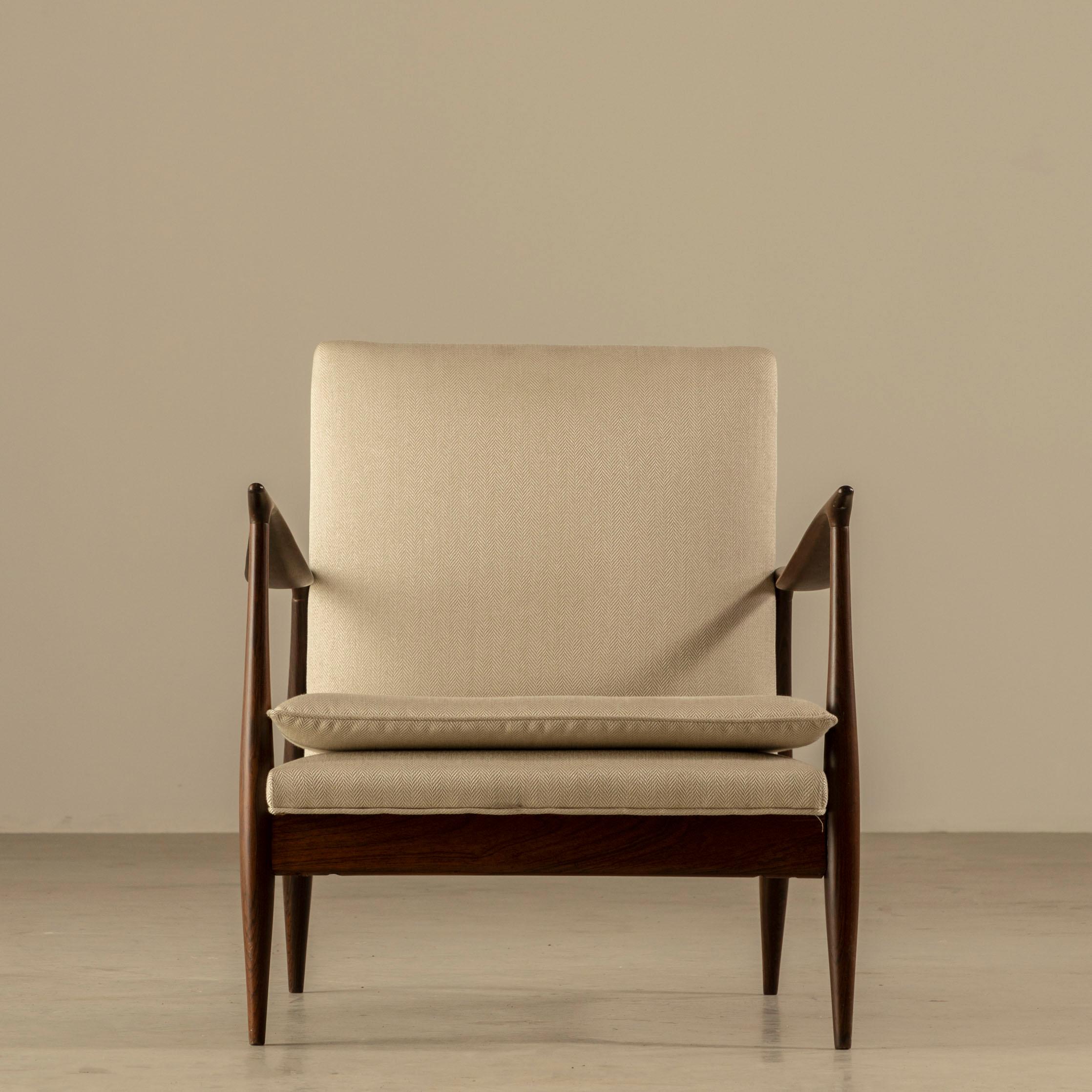 Ces chaises longues de Giuseppe Scapinelli sont un exemple étonnant du design moderne brésilien du milieu du siècle dernier. Créées dans les années 60, les chaises témoignent du style singulier de Scapinelli. Contrairement aux lignes droites et aux