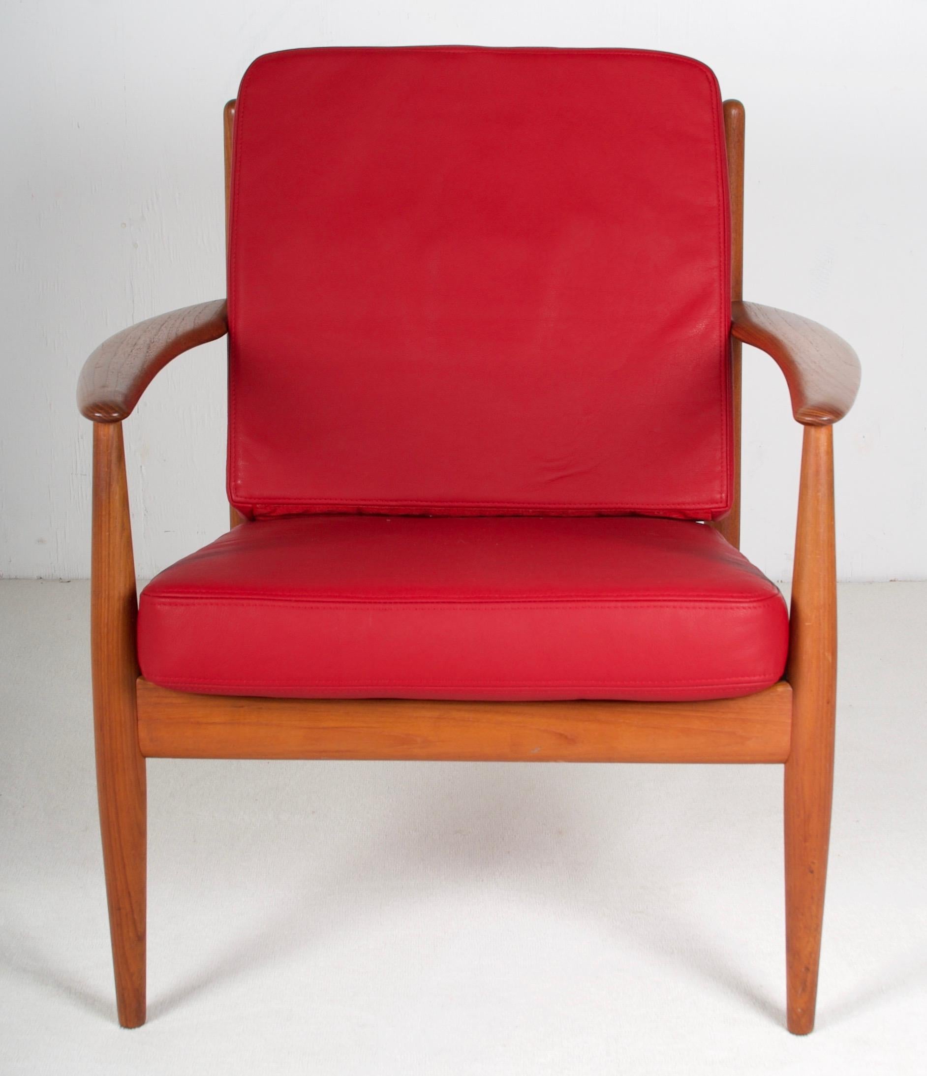 A perfectly restored lounge chair from the 1950s. New foam, fine very soft leather with top stitching. Detail photos show the excellent condition of this chair.

 