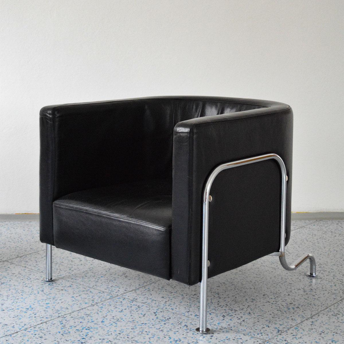 Lounge chair in black leather upholstery, model GA-2, designed by Erik Gunnar Asplund and produced by Källemo in Sweden, late 20th century.

This lounge chair features a magnificent round-shaped backrest and seat upholstered in black leather