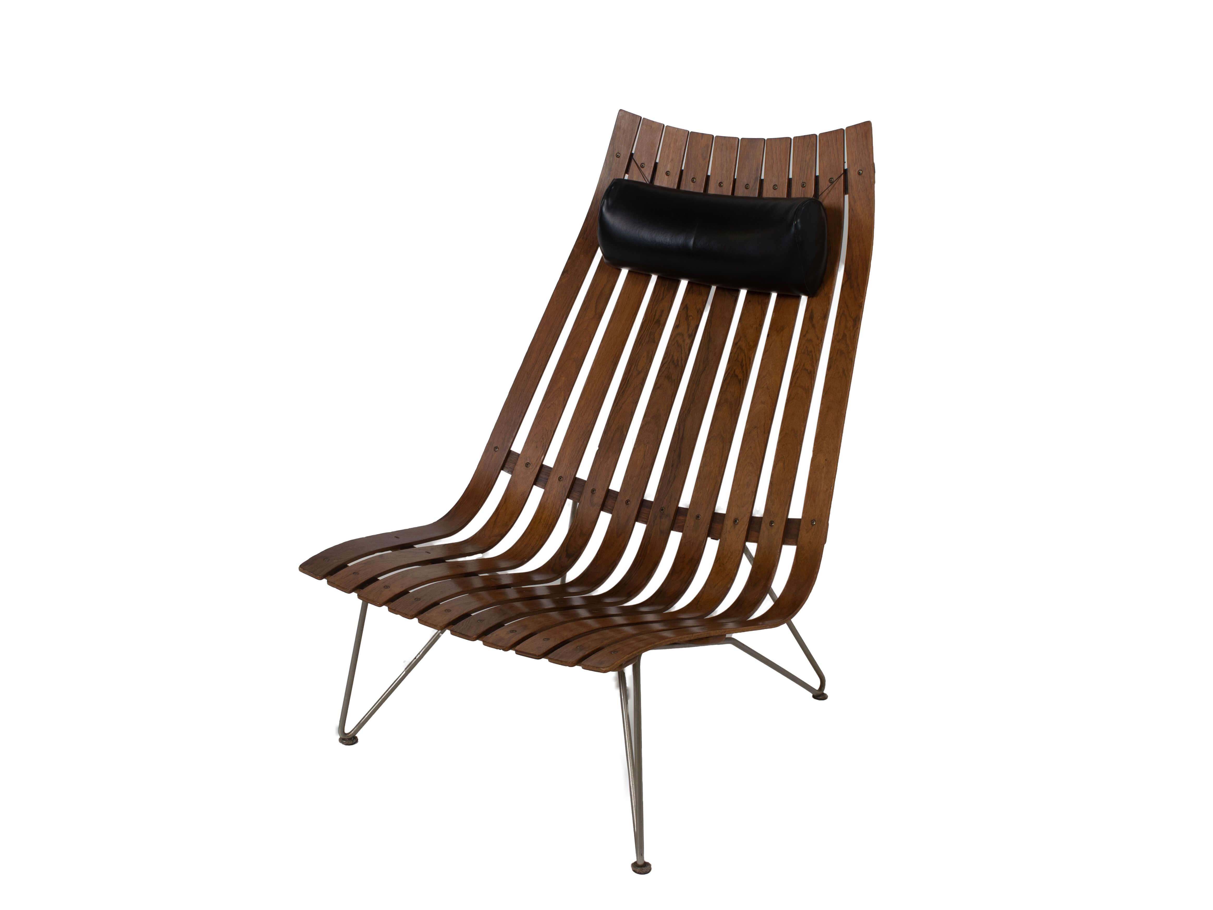 Amazing lounge chair, model Scandia designed by Hans Brattrud for Hove Møbler, Norway 1960s. This chair is made with rosewood veneered slats hand has a metal base. On top it has a leather cushion to make it even more comfortable. The chair is of