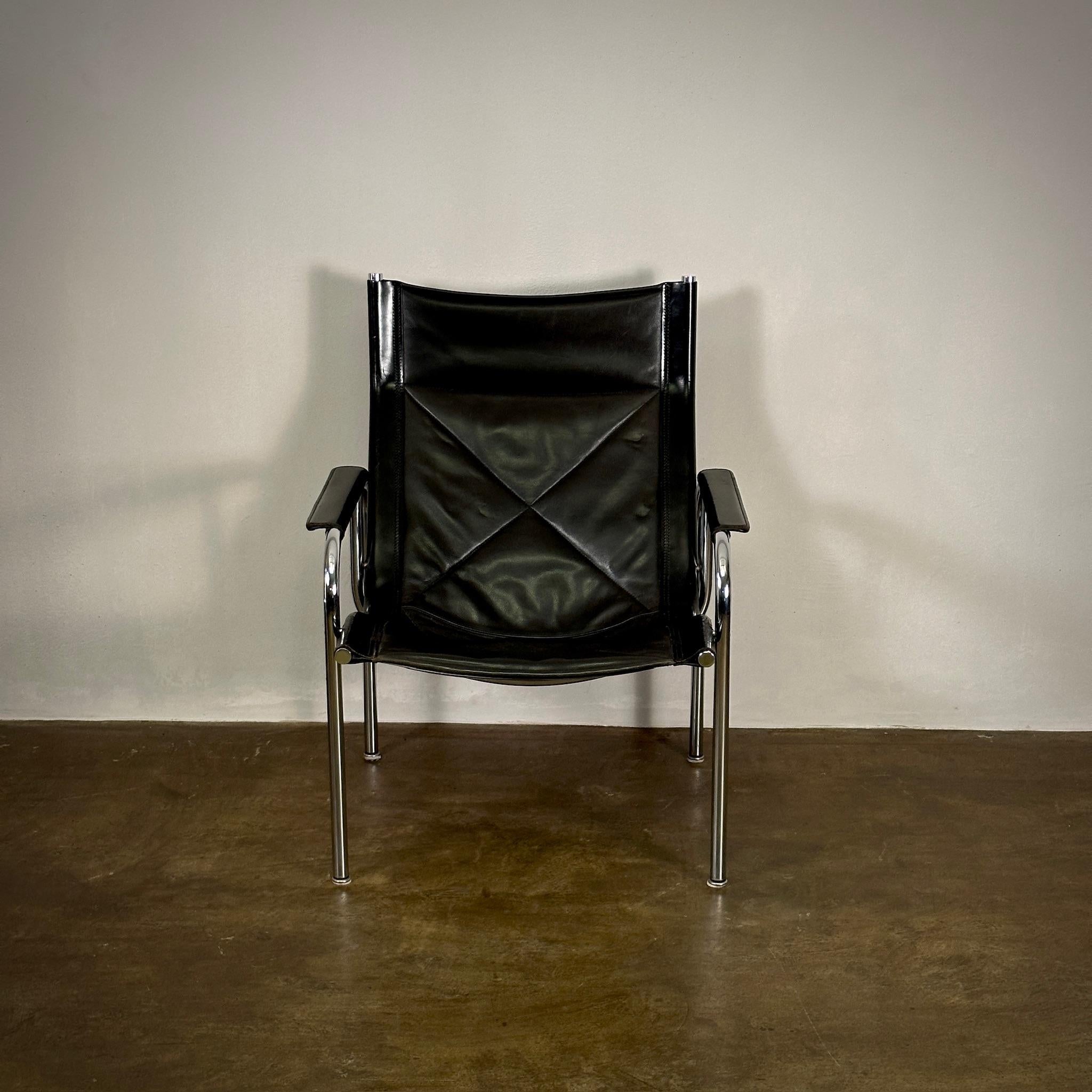 Cette chaise longue de Hans Eichenberger, fabriquée par Strässle en Suisse, incarne l'élégance du style Bauhaus fusionné avec une esthétique des années 1970. Fabriquée en métal tubulaire chromé de haute qualité, la chaise présente un design épuré et