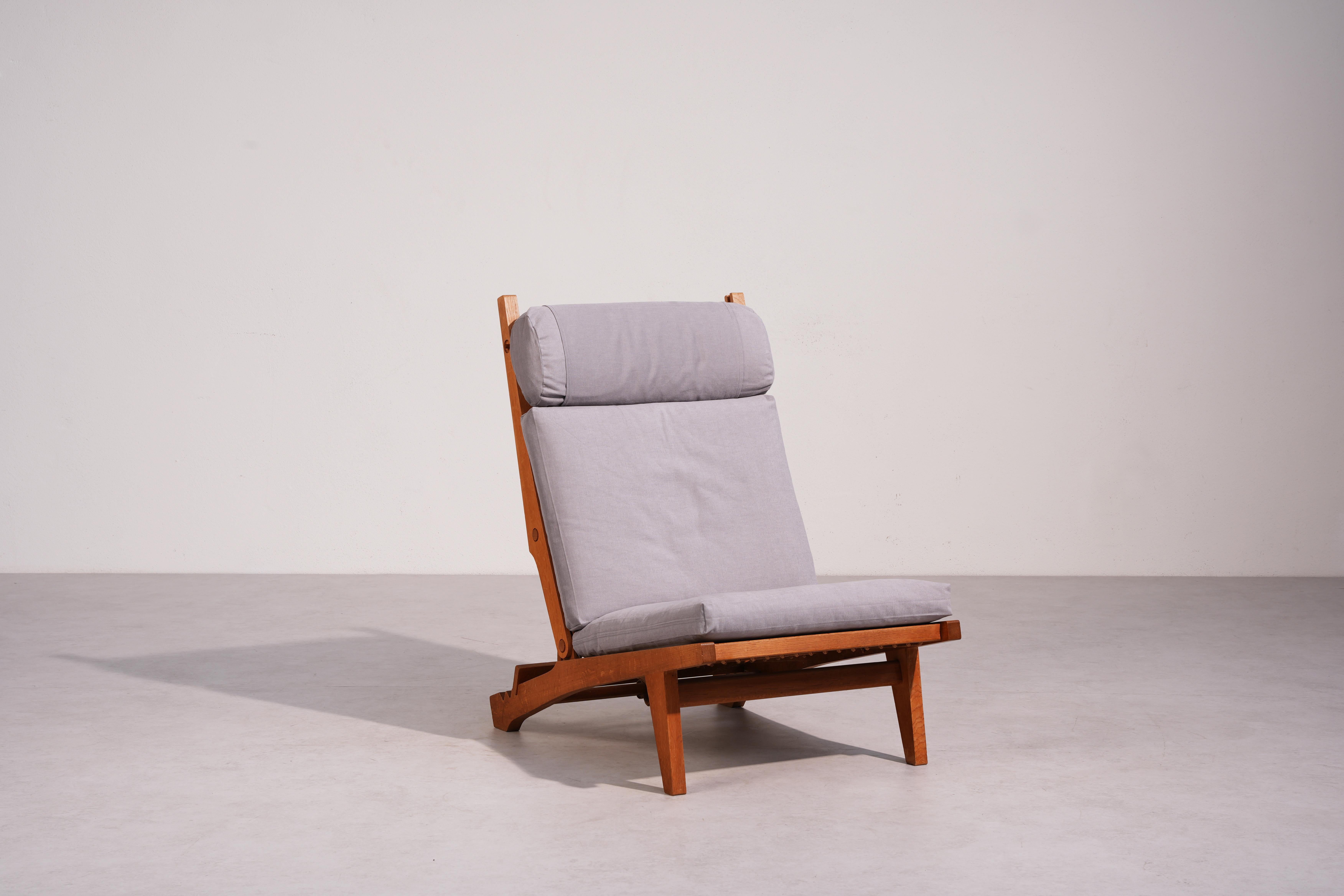 Klappbarer Sessel (1968) von Hans J. Wegner - Mod. AP-71 
Entworfen von dem berühmten dänischen Designer Hans J. Wegner im Jahr 1968 für A.P. Stolen, der AP-71, ist ein wunderschön detaillierter und bemerkenswert komfortabler klappbarer Sessel, der