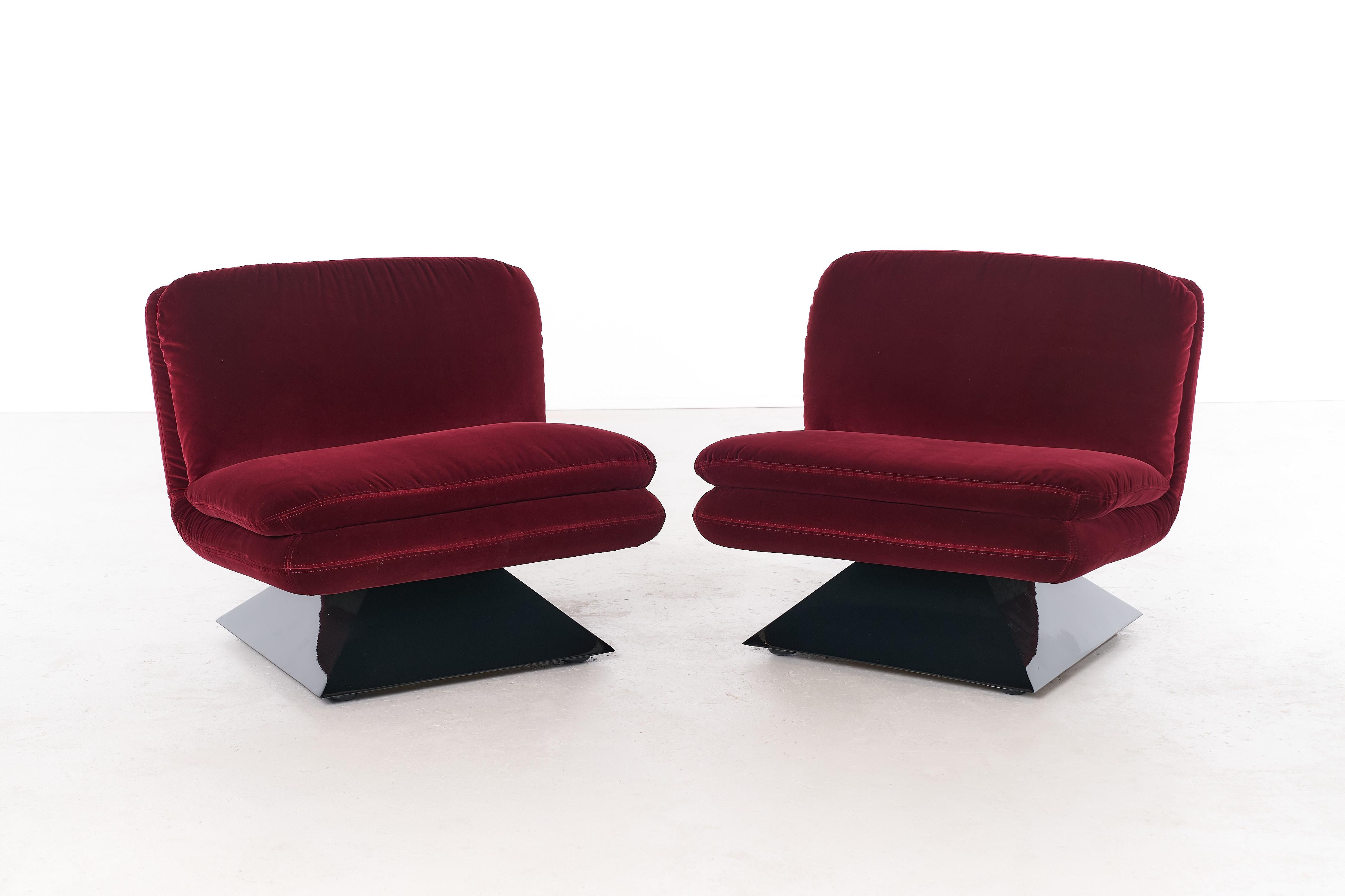 Die von Hans Von Klier entworfenen und von Giuseppe Rossi di Albizzate 1970 hergestellten Lounge Chairs kombinieren ein facettiertes Acrylgestell mit weichen, gepolsterten Kissen. 
Die Kissen wurden neu mit Dedar-Stoff bezogen, der die markante