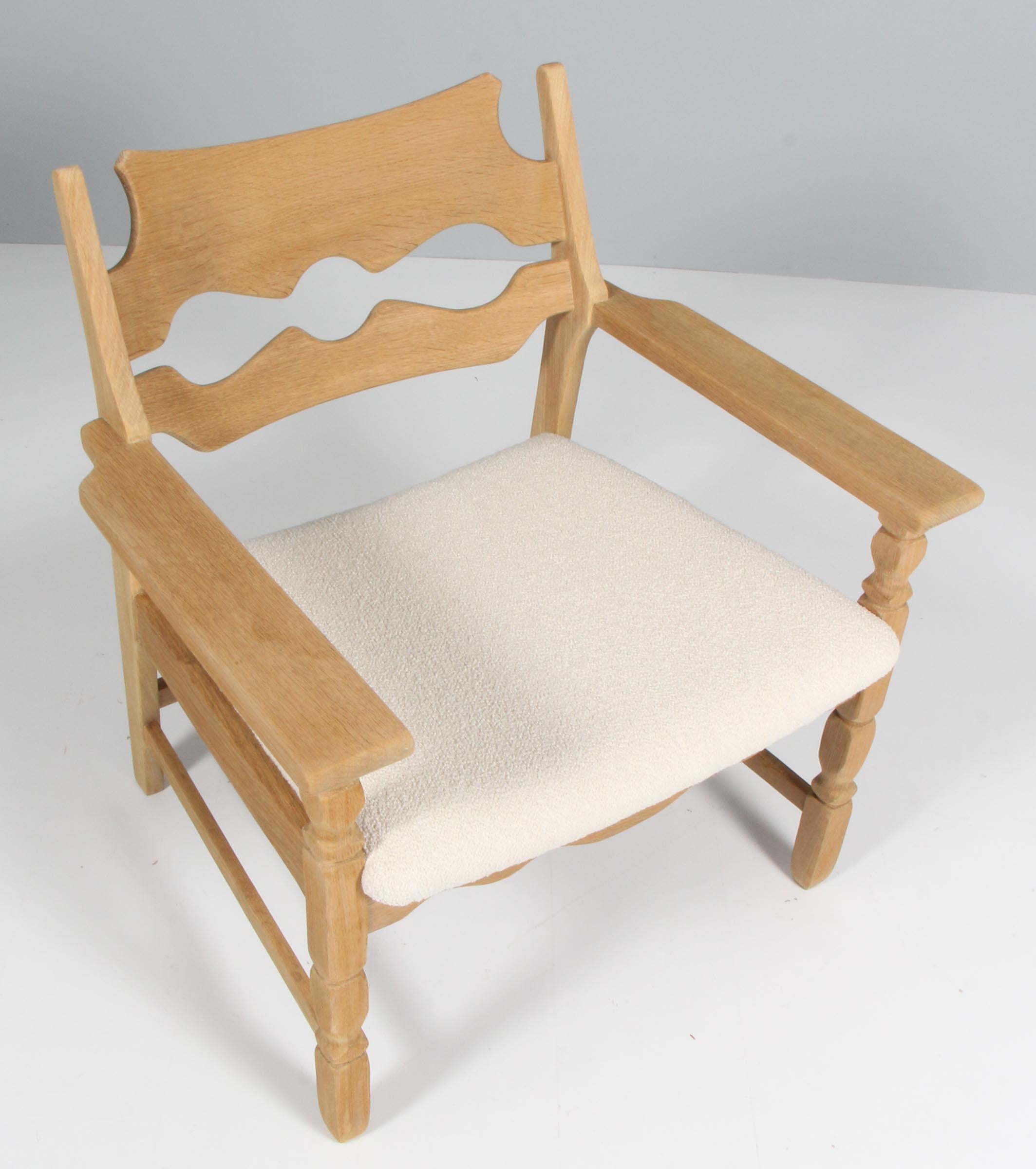 Chaise longue de Henning Kjærnulf, en chêne et nouvellement recouverte de tissu bouclé. 

Un design rafraîchissant où le baroque audacieux se marie bien avec le modernisme du milieu du siècle.

Modèle : Lame de rasoir

Fabriqué par EG møbler
