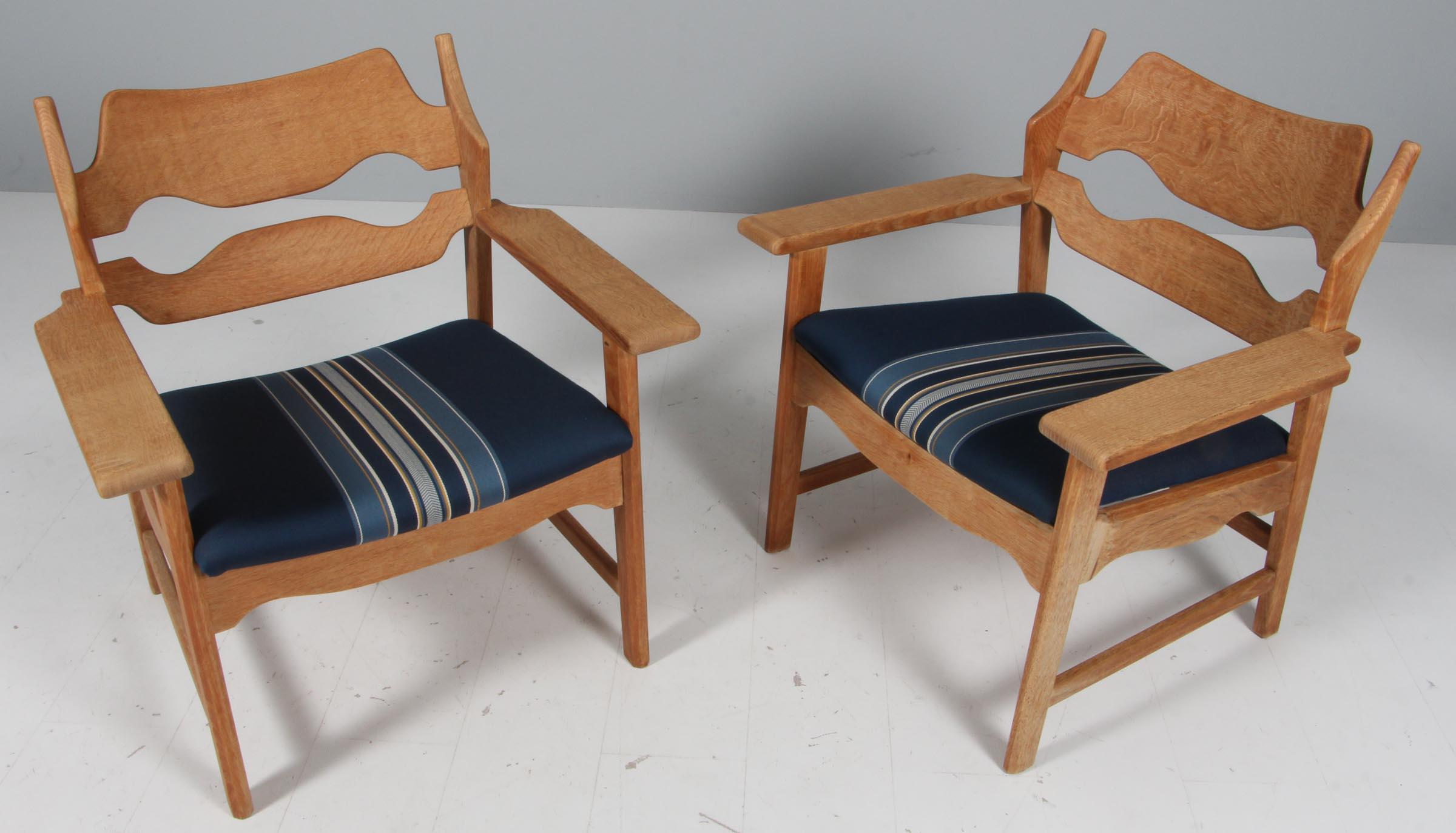 Sillas de salón de Henning Kjærnulf, de roble y con tela original a rayas.

Un diseño refrescante con un atrevido barroco que combina a la perfección con el modernismo de mediados de siglo.

Model No: Navaja

Fabricado por EG møbler en los años