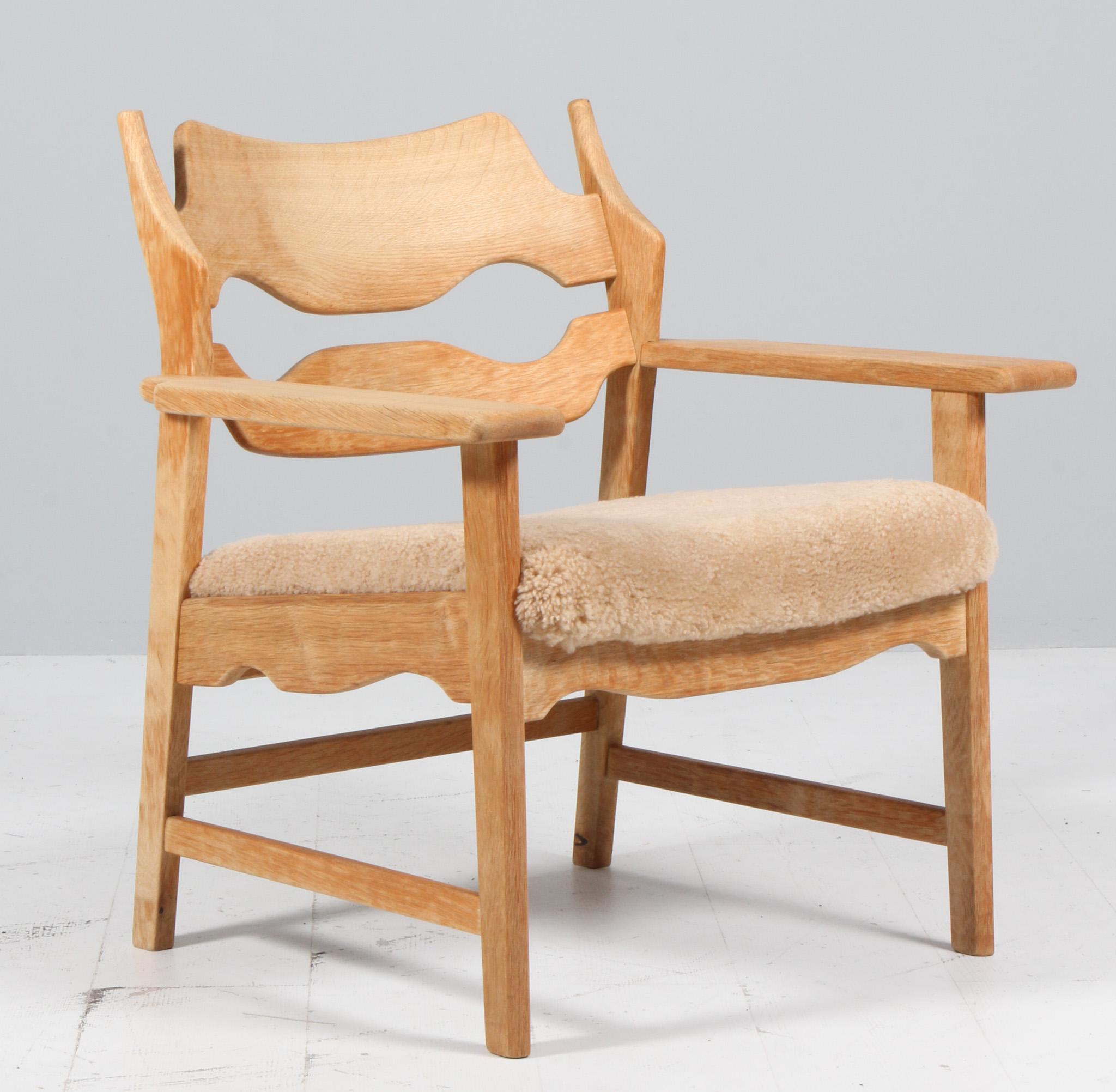 Chaise longue de Henning Kjærnulf, en chêne et nouvellement recouverte de shearling couleur miel.

Un design rafraîchissant où le baroque audacieux se marie bien avec le modernisme du milieu du siècle.

Modèle : Lame de rasoir

Fabriqué par EG