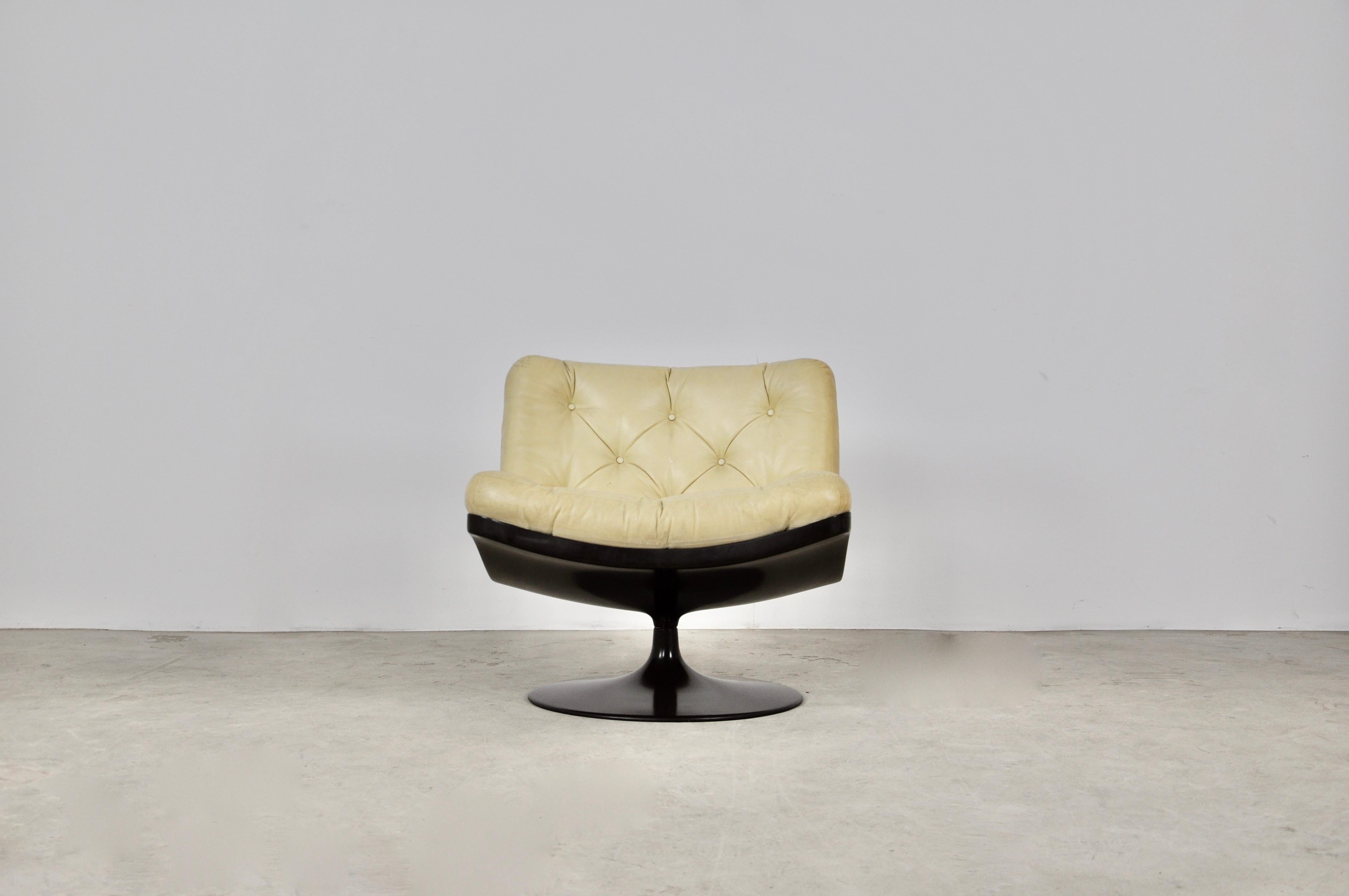 Fiberglass and leather armchair. Wear due to time and age of the chair. Measure: Seat height 42cm.