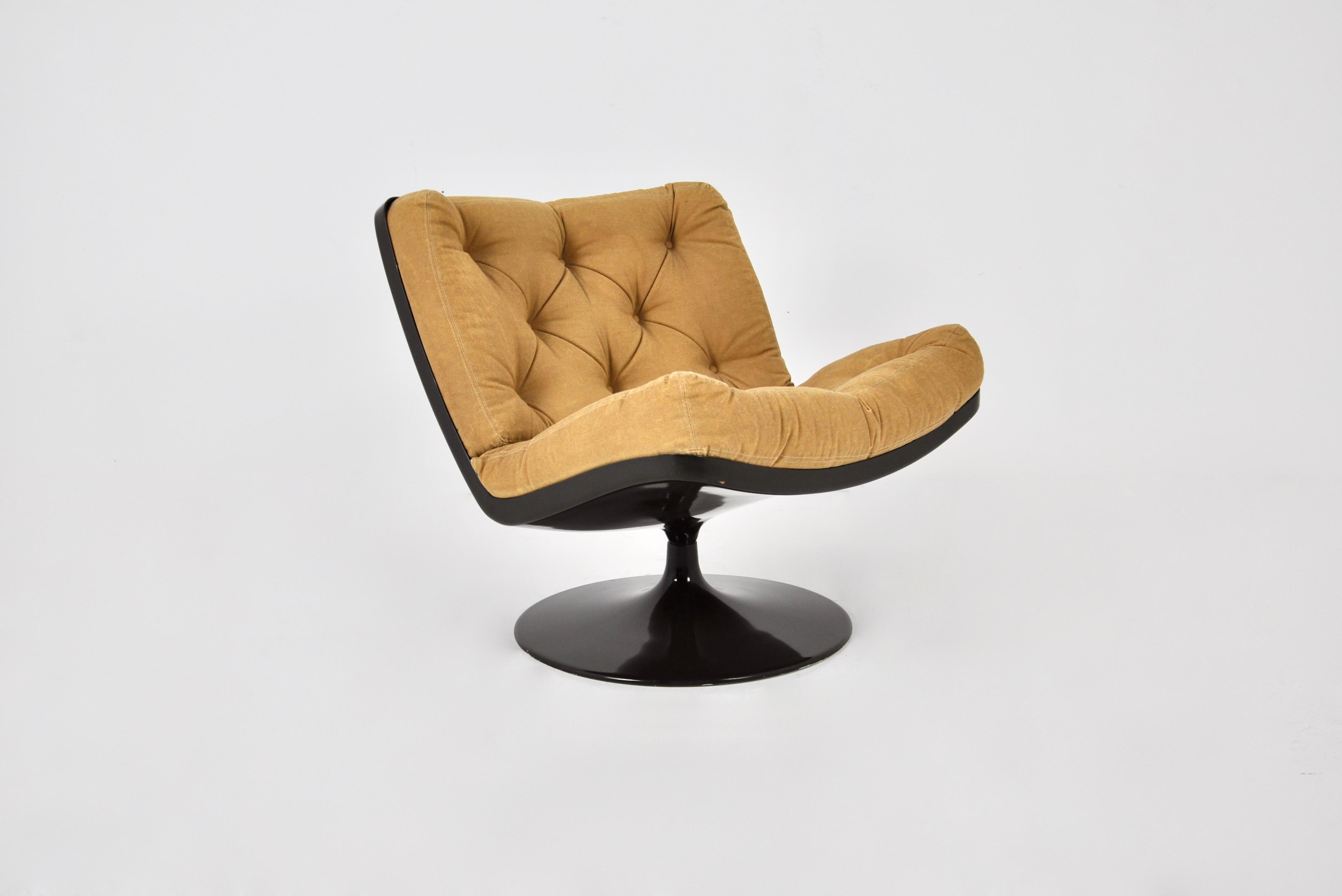 Swivel armchair in suede and plastic shell. Wear due to time and age. Dimensions: Seat height 44cm.
  
