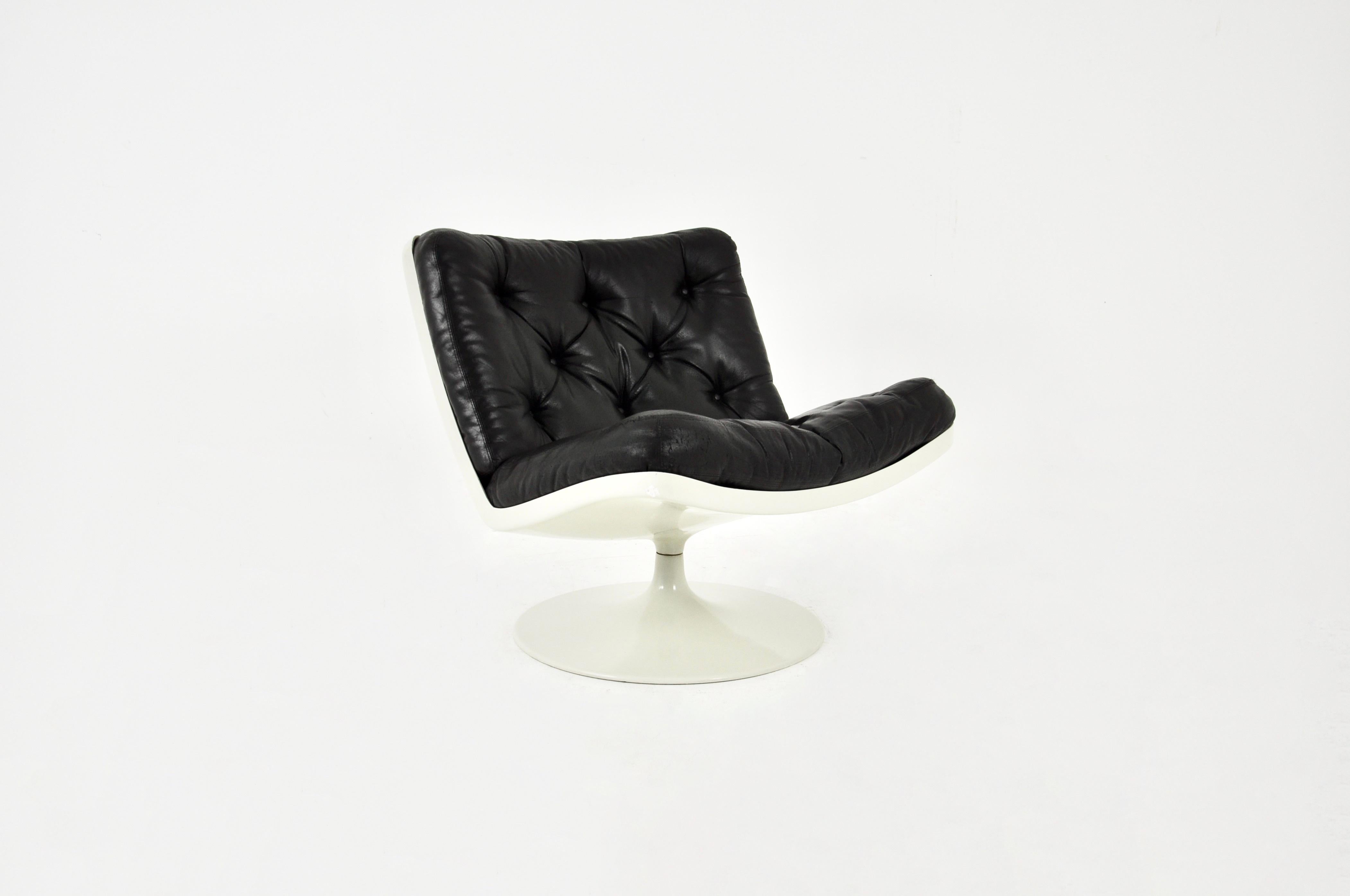 Swivel armchair in leather and plastic shell. Seat height 43cm. Wear due to time and age.