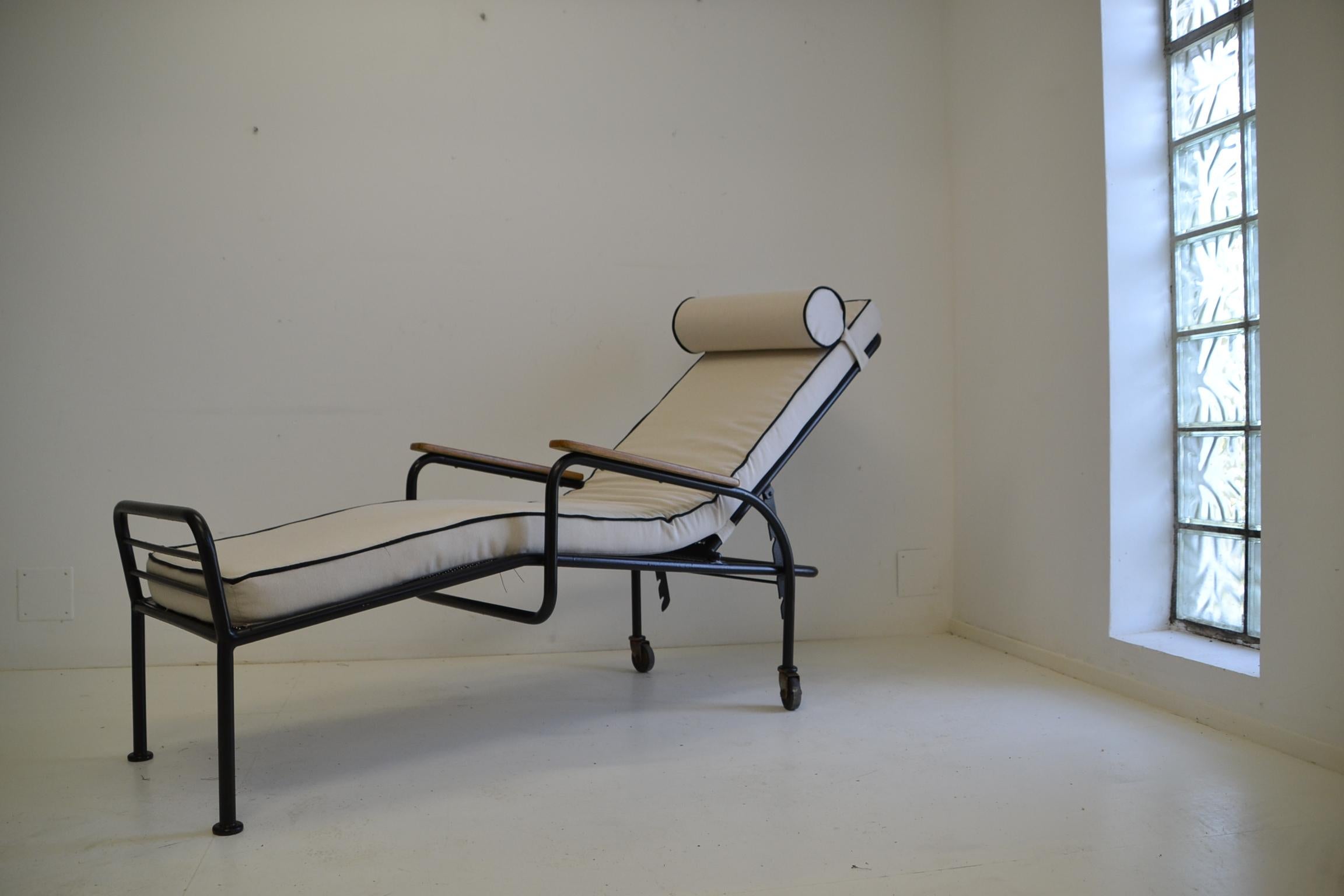 Lounge chair by Jean Prouvé and Jules Leleu
Lounge chair from Martel's sanatorium in Janville
Design Jean Prouvé, Jules Leleu manufacturer Les Ateliers Jean Prouvé
New mattress and fabric
Lacquered steel and oak
Old but not original