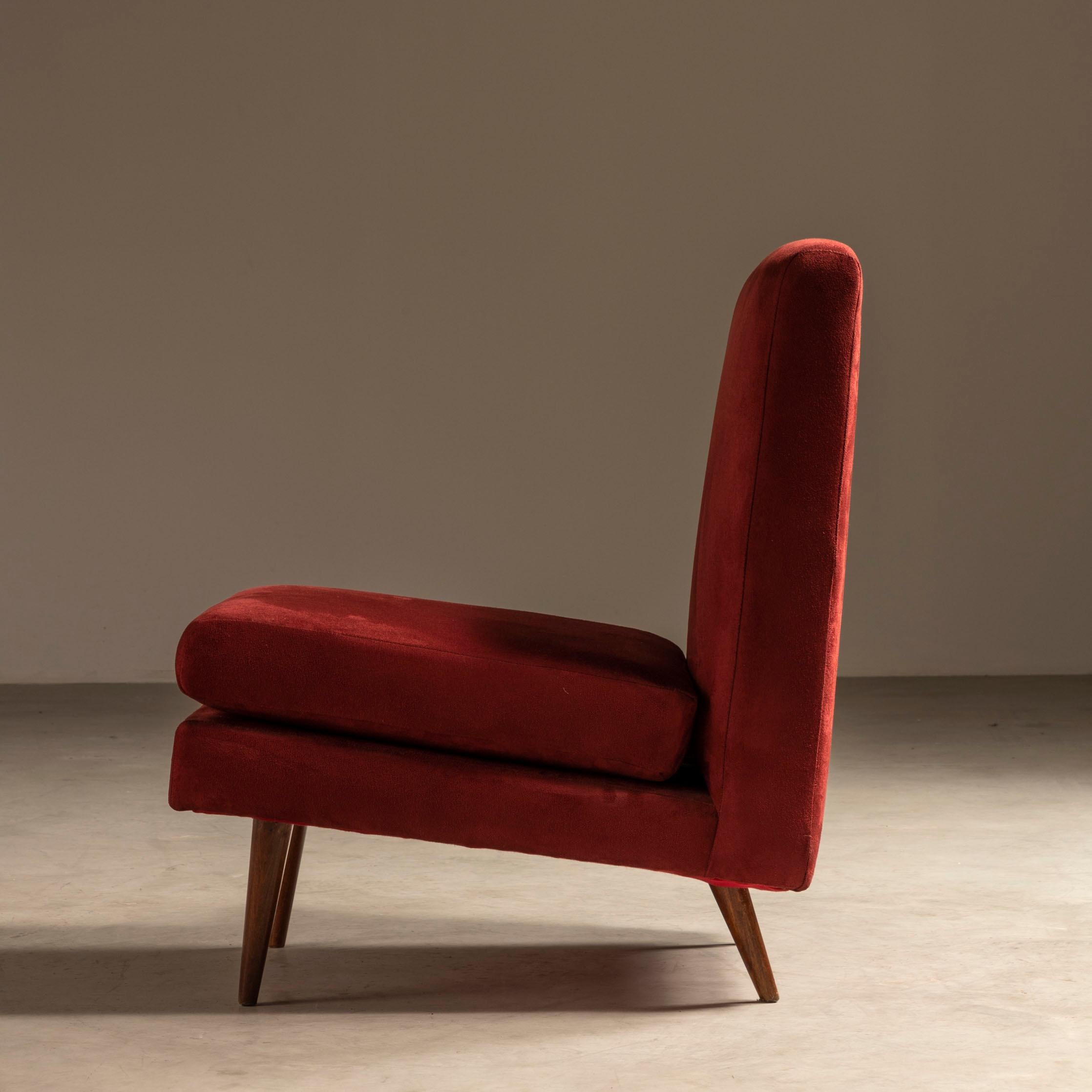 Fauteuil de salon brésilien moderne du milieu du siècle dernier, par Joaquim Tenreiro Bon état - En vente à Sao Paulo, SP